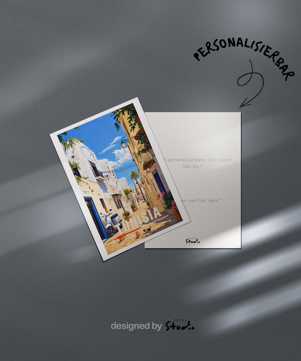 Illustration einer tunesischen Altstadt mit weißen Häusern, schmaler Gasse und mediterranem Licht. Blühende Pflanzen, traditionelle Türen und warme Farben prägen die Szene. Die ruhige Atmosphäre vermittelt nordafrikanische Kultur, südliches Lebensgefühl und den zeitlosen Charme historischer Städte zwischen Mittelmeer und Wüste.