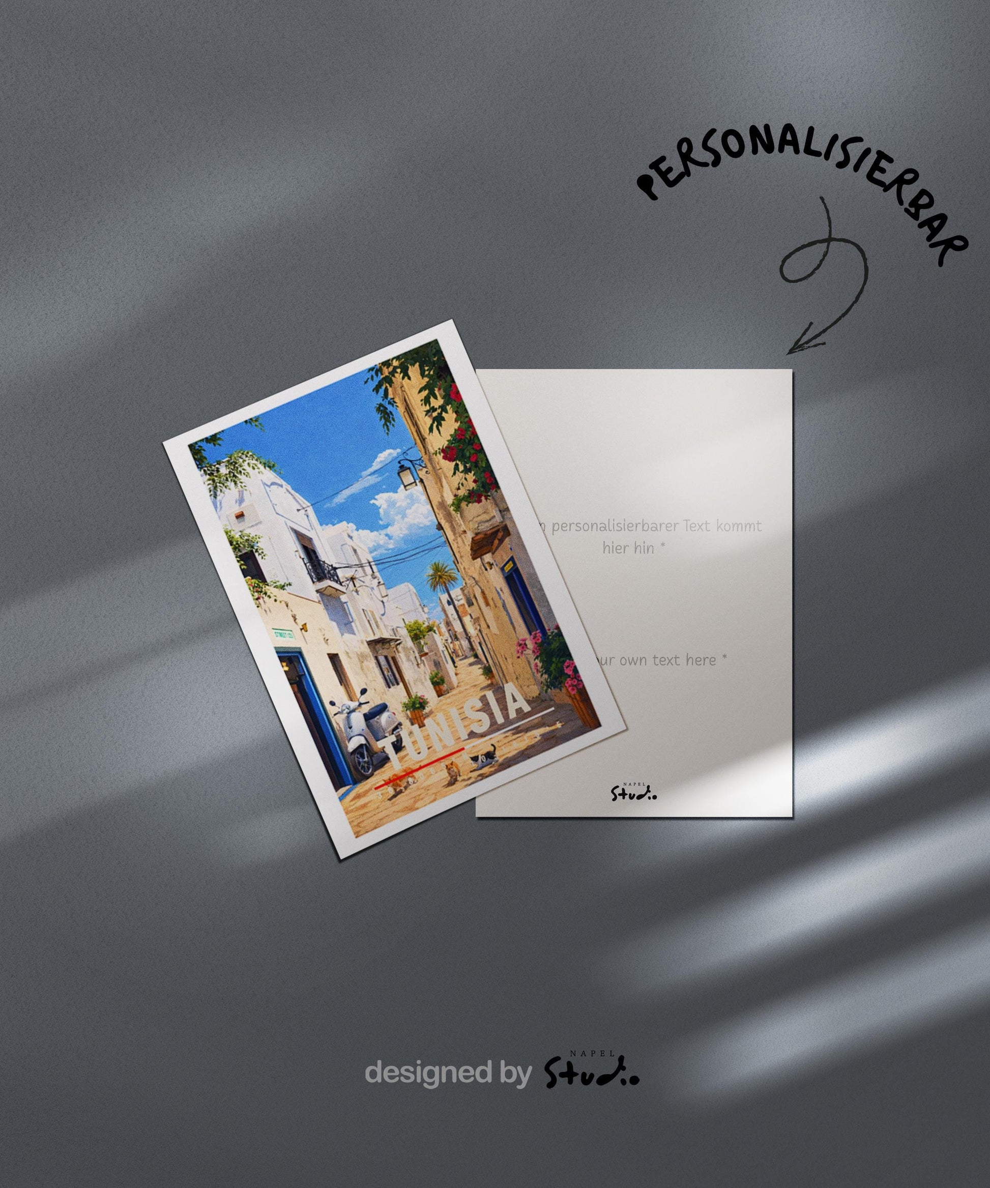 Illustration einer tunesischen Altstadt mit weißen Häusern, schmaler Gasse und mediterranem Licht. Blühende Pflanzen, traditionelle Türen und warme Farben prägen die Szene. Die ruhige Atmosphäre vermittelt nordafrikanische Kultur, südliches Lebensgefühl und den zeitlosen Charme historischer Städte zwischen Mittelmeer und Wüste.