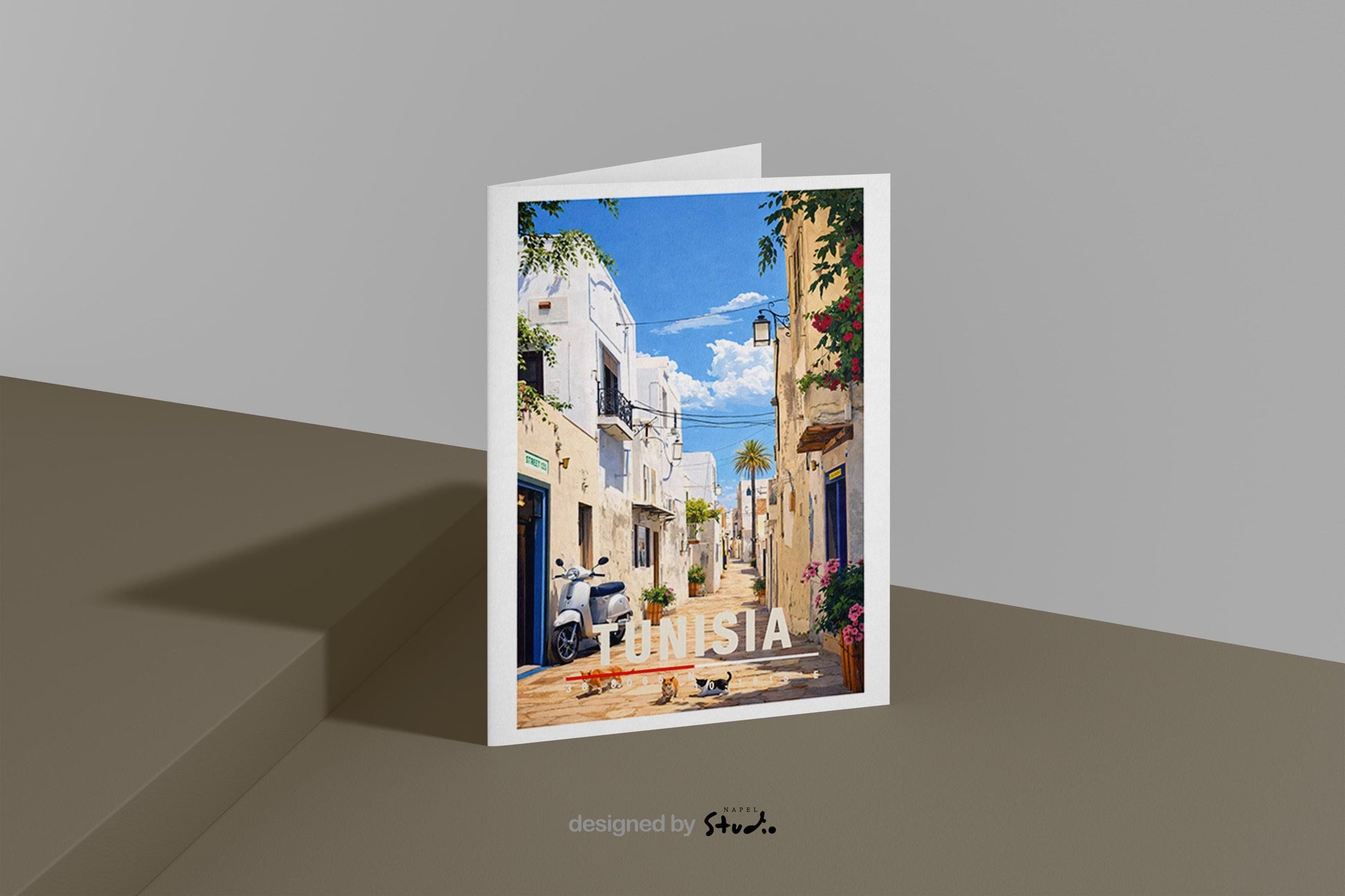 Illustration einer tunesischen Altstadt mit weißen Häusern, schmaler Gasse und mediterranem Licht. Blühende Pflanzen, traditionelle Türen und warme Farben prägen die Szene. Die ruhige Atmosphäre vermittelt nordafrikanische Kultur, südliches Lebensgefühl und den zeitlosen Charme historischer Städte zwischen Mittelmeer und Wüste.