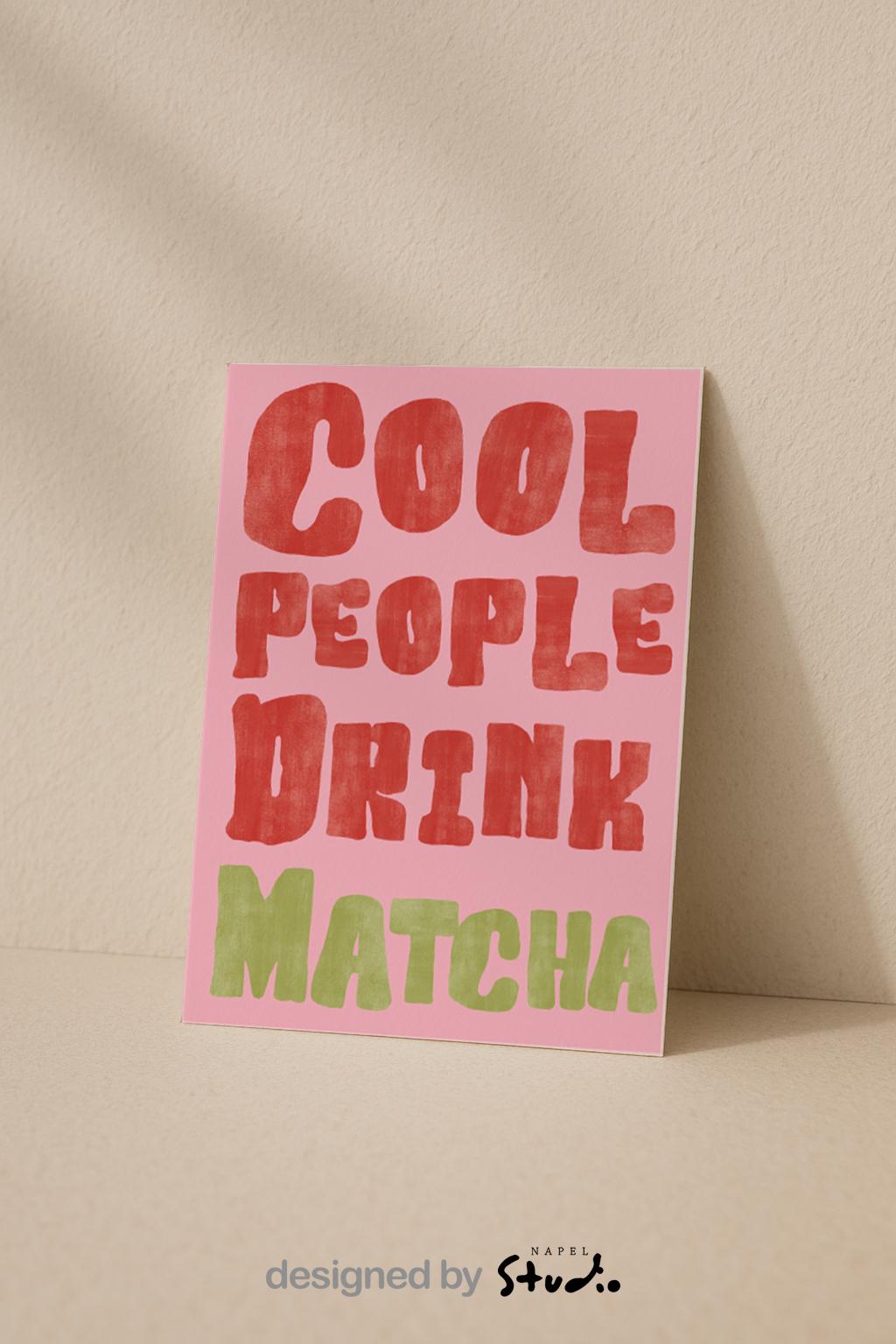 Lustige A6 Grußkarte mit modernem Typografie-Design auf rosa Hintergrund. In großen, leicht strukturierten Buchstaben steht „Cool People Drink Matcha“. Die Schrift ist rot und grün gehalten, im handgemalten Look. Perfekt als witzige Karte für Matcha-Fans, Freunde oder als Geschenkidee.