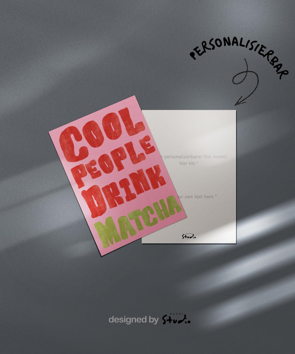 Lustige A6 Grußkarte mit modernem Typografie-Design auf rosa Hintergrund. In großen, leicht strukturierten Buchstaben steht „Cool People Drink Matcha“. Die Schrift ist rot und grün gehalten, im handgemalten Look. Perfekt als witzige Karte für Matcha-Fans, Freunde oder als Geschenkidee.