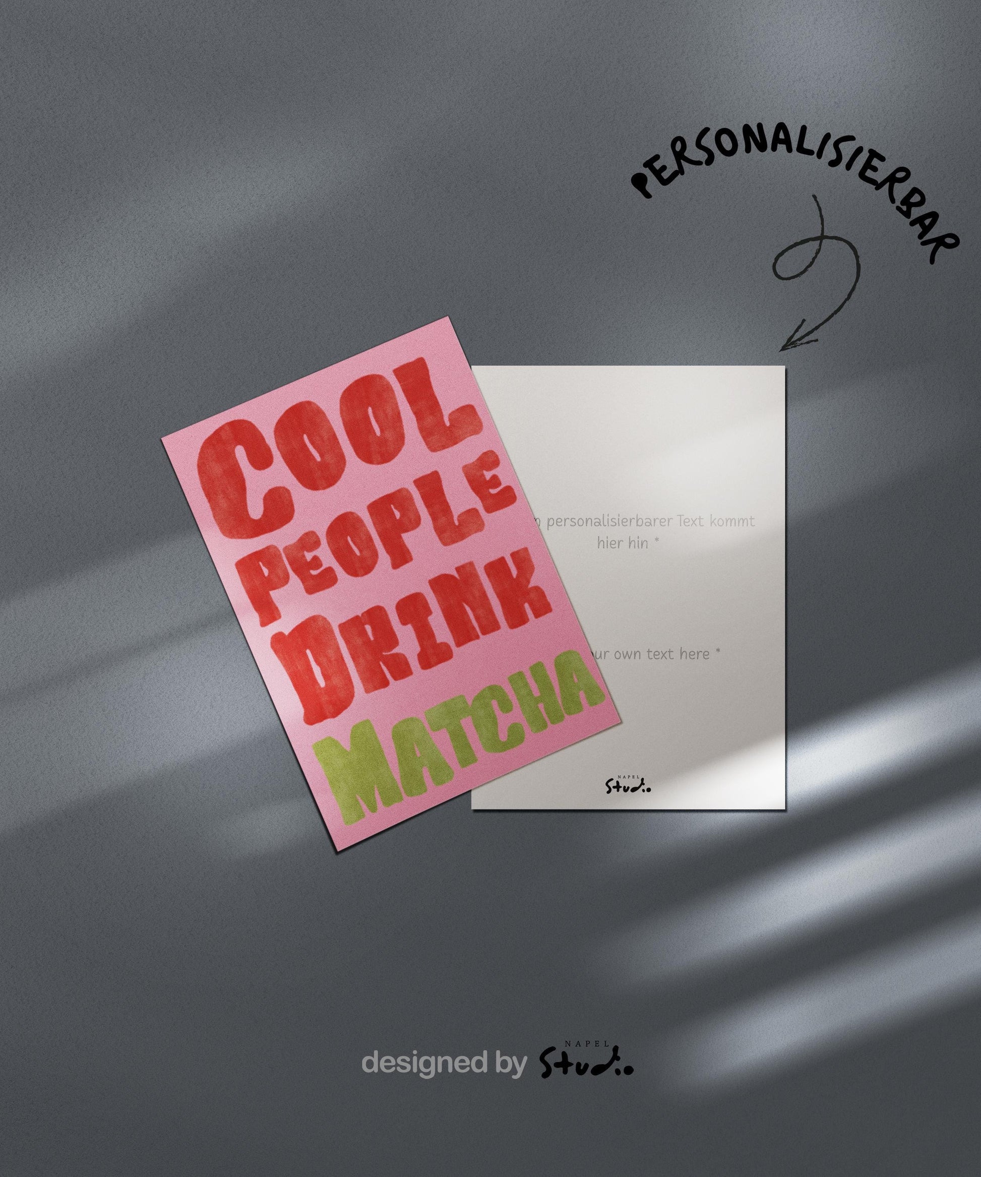 Lustige A6 Grußkarte mit modernem Typografie-Design auf rosa Hintergrund. In großen, leicht strukturierten Buchstaben steht „Cool People Drink Matcha“. Die Schrift ist rot und grün gehalten, im handgemalten Look. Perfekt als witzige Karte für Matcha-Fans, Freunde oder als Geschenkidee.