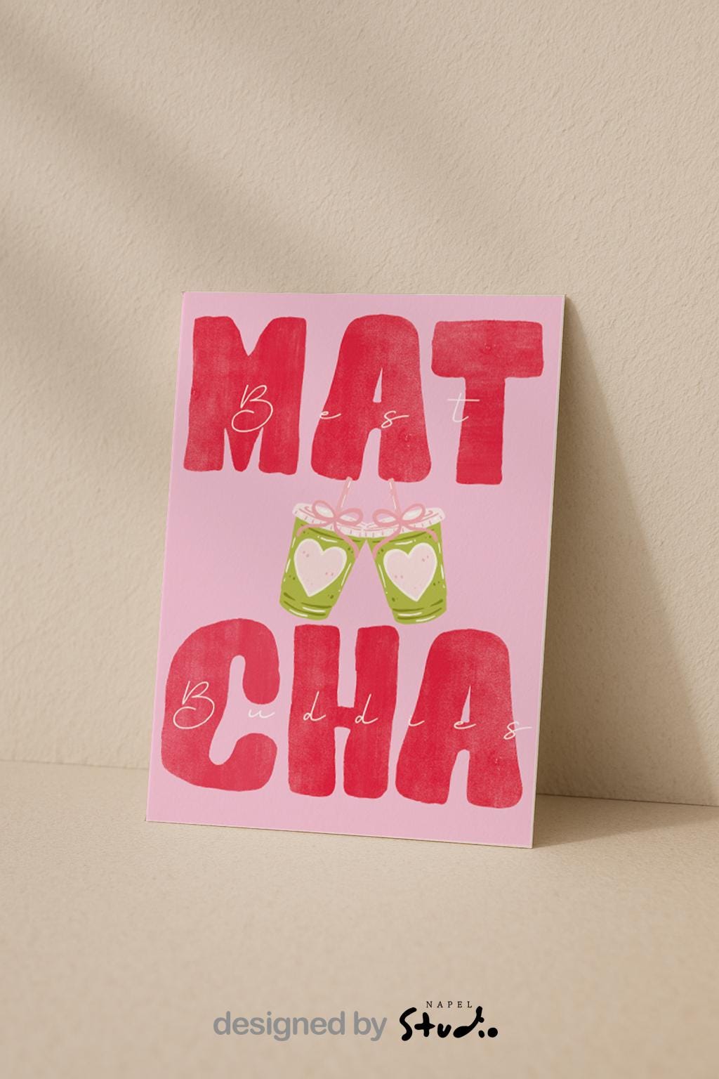 A6 Grußkarte mit rosa Hintergrund und großem roten Typografie-Text „MATCHA“. Dazwischen steht in feiner Handschrift „Best Buddies“. In der Mitte zwei gezeichnete Matcha-Becher mit Herzen, die anstoßen. Süßes, modernes Design ideal für Freundschaft, Geschenke und Matcha-Fans.