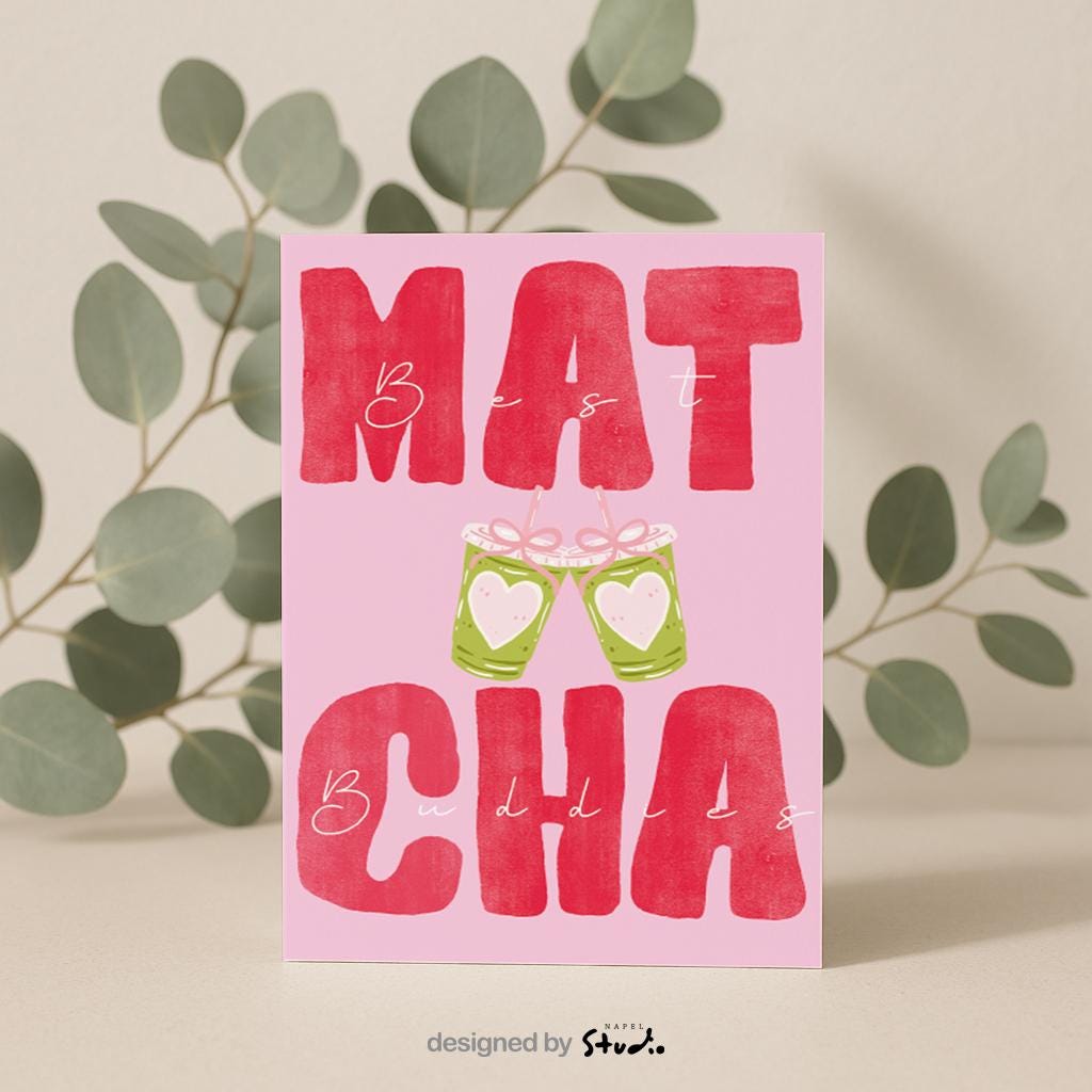 A6 Grußkarte mit rosa Hintergrund und großem roten Typografie-Text „MATCHA“. Dazwischen steht in feiner Handschrift „Best Buddies“. In der Mitte zwei gezeichnete Matcha-Becher mit Herzen, die anstoßen. Süßes, modernes Design ideal für Freundschaft, Geschenke und Matcha-Fans.