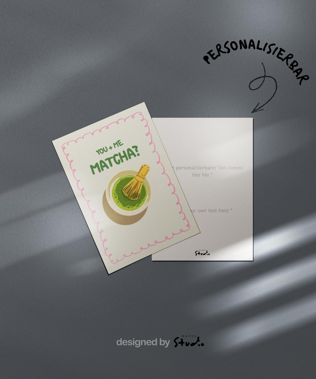 A6 Grußkarte mit heller cremefarbener Fläche und rosa Rahmen. Oben steht der Text „You + Me Matcha?“ in grüner Schrift. Darunter eine Illustration einer Matcha-Schale mit Bambusbesen. Süßes, verspieltes Design für Partner, Freundschaft oder Matcha-Fans.