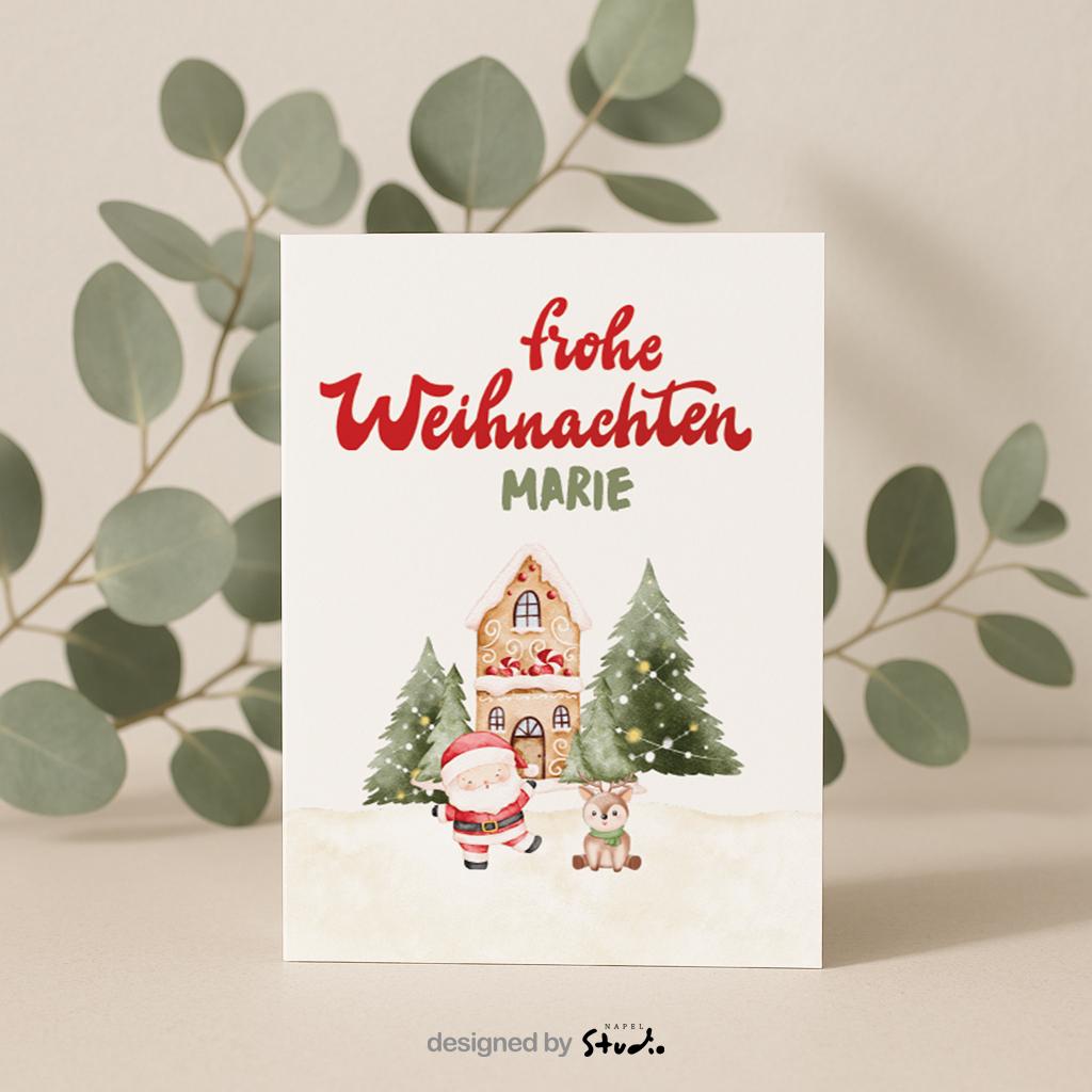 A6 Weihnachtskarte mit hellbeigem Hintergrund und roter Schrift „Frohe Weihnachten“. Darunter der personalisierte Name „Marie“. Unten steht ein gezeichneter Weihnachtsmann neben einem kleinen Reh vor einem Lebkuchenhaus und zwei geschmückten Tannenbäumen. Süße, warme Illustration für Kinder, Familie und personalisierte Weihnachtsgrüße.