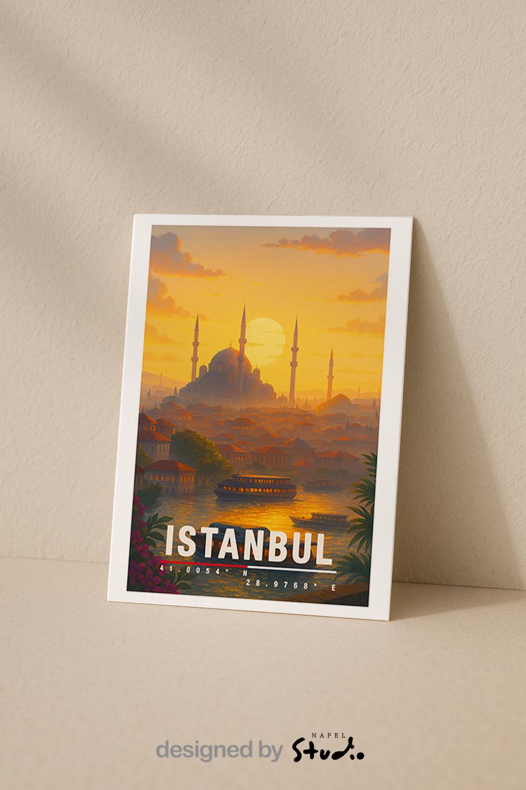 A6 Grußkarte mit Istanbul-Illustration bei warmem Sonnenuntergang. Im Vordergrund Wasser mit Booten, dahinter Häuser und die Silhouette einer großen Moschee mit Minaretten. Unten steht „Istanbul“ mit Koordinaten. Stimmungsvolle Reisekarte als Geschenk für Türkei-Fans.