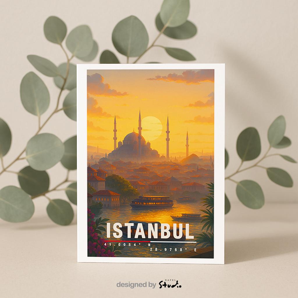 A6 Grußkarte mit Istanbul-Illustration bei warmem Sonnenuntergang. Im Vordergrund Wasser mit Booten, dahinter Häuser und die Silhouette einer großen Moschee mit Minaretten. Unten steht „Istanbul“ mit Koordinaten. Stimmungsvolle Reisekarte als Geschenk für Türkei-Fans.