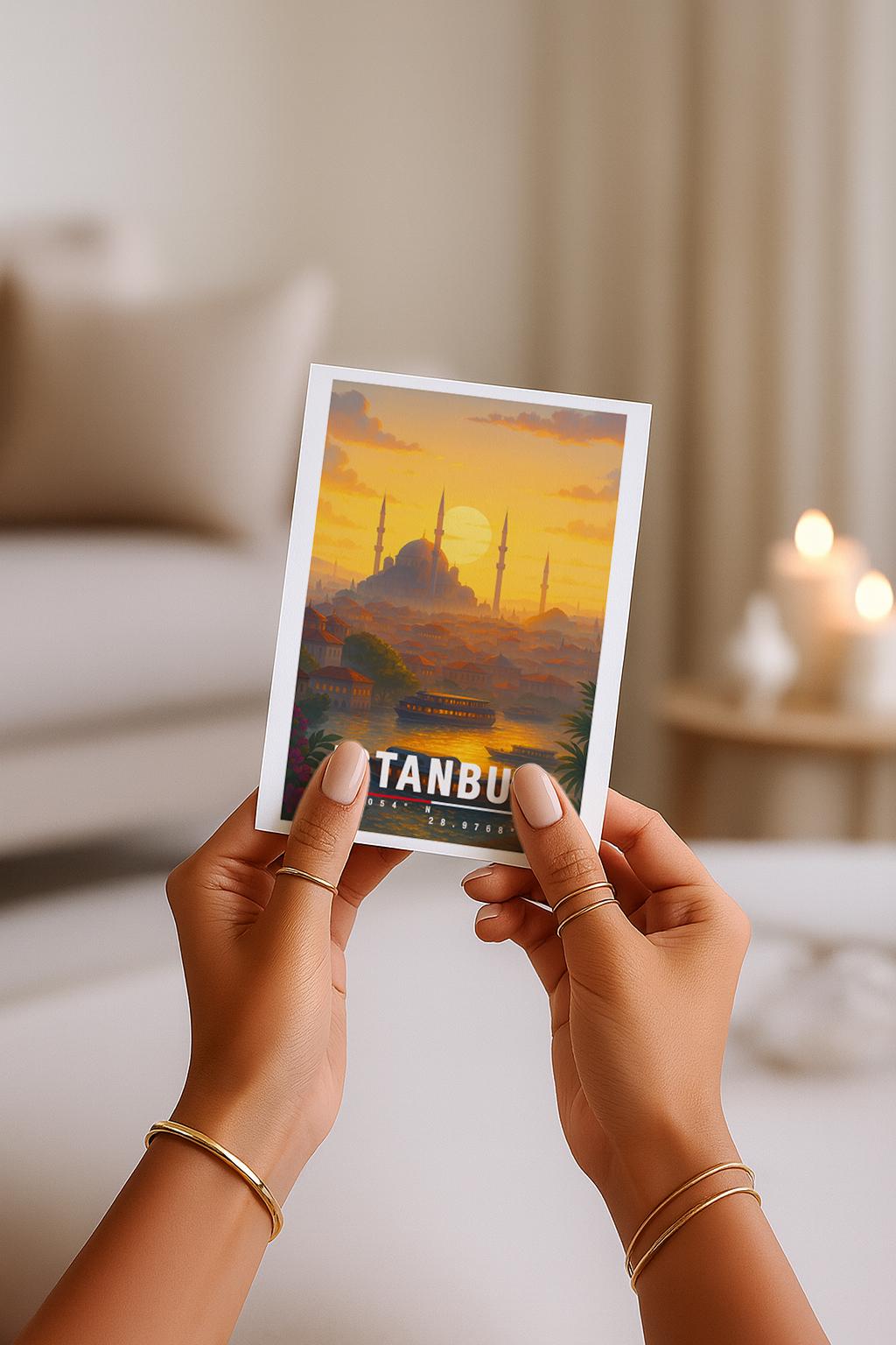 A6 Grußkarte mit Istanbul-Illustration bei warmem Sonnenuntergang. Im Vordergrund Wasser mit Booten, dahinter Häuser und die Silhouette einer großen Moschee mit Minaretten. Unten steht „Istanbul“ mit Koordinaten. Stimmungsvolle Reisekarte als Geschenk für Türkei-Fans.