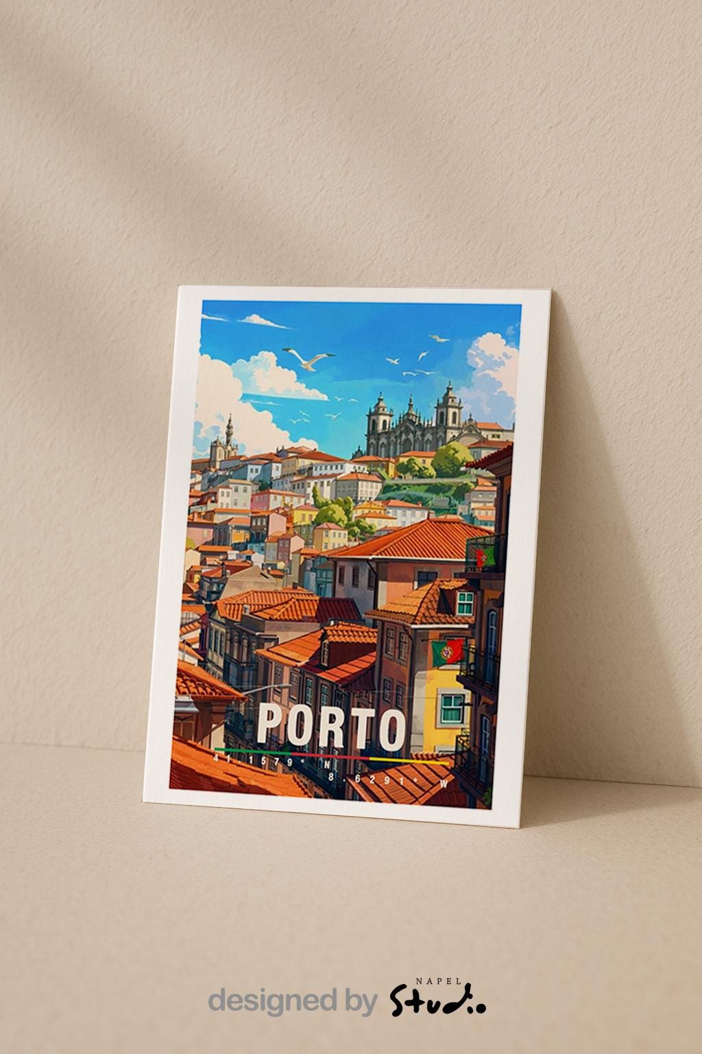 Detaillierte Illustration von Porto mit dicht aneinandergereihten, farbenfrohen Häusern und typischen roten Ziegeldächern, die sich über die Hügel der Altstadt ziehen. Im Hintergrund erhebt sich eine historische Kirche über der Stadt. Die warme Lichtstimmung, mediterrane Architektur und das lebendige Stadtbild vermitteln portugiesisches Flair, kulturelle Tiefe und das romantische Reisegefühl einer traditionsreichen Küstenstadt.