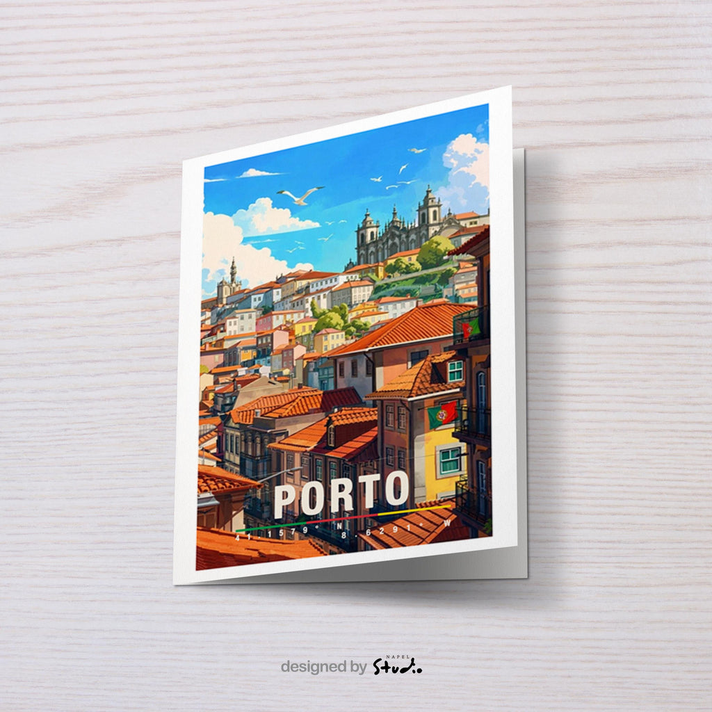 Detaillierte Illustration von Porto mit dicht aneinandergereihten, farbenfrohen Häusern und typischen roten Ziegeldächern, die sich über die Hügel der Altstadt ziehen. Im Hintergrund erhebt sich eine historische Kirche über der Stadt. Die warme Lichtstimmung, mediterrane Architektur und das lebendige Stadtbild vermitteln portugiesisches Flair, kulturelle Tiefe und das romantische Reisegefühl einer traditionsreichen Küstenstadt.