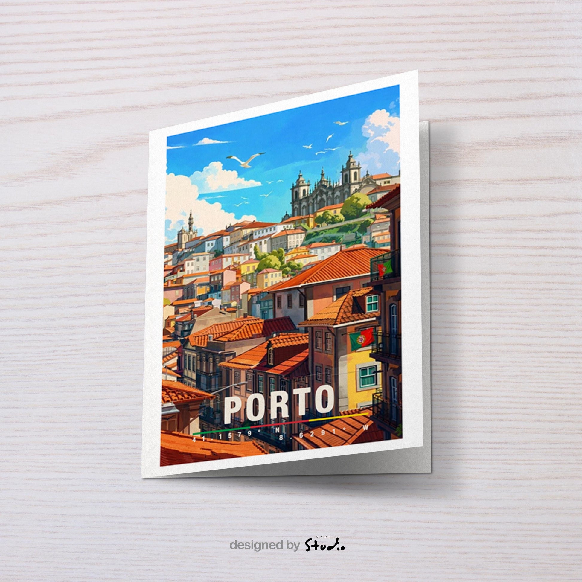 Detaillierte Illustration von Porto mit dicht aneinandergereihten, farbenfrohen Häusern und typischen roten Ziegeldächern, die sich über die Hügel der Altstadt ziehen. Im Hintergrund erhebt sich eine historische Kirche über der Stadt. Die warme Lichtstimmung, mediterrane Architektur und das lebendige Stadtbild vermitteln portugiesisches Flair, kulturelle Tiefe und das romantische Reisegefühl einer traditionsreichen Küstenstadt.