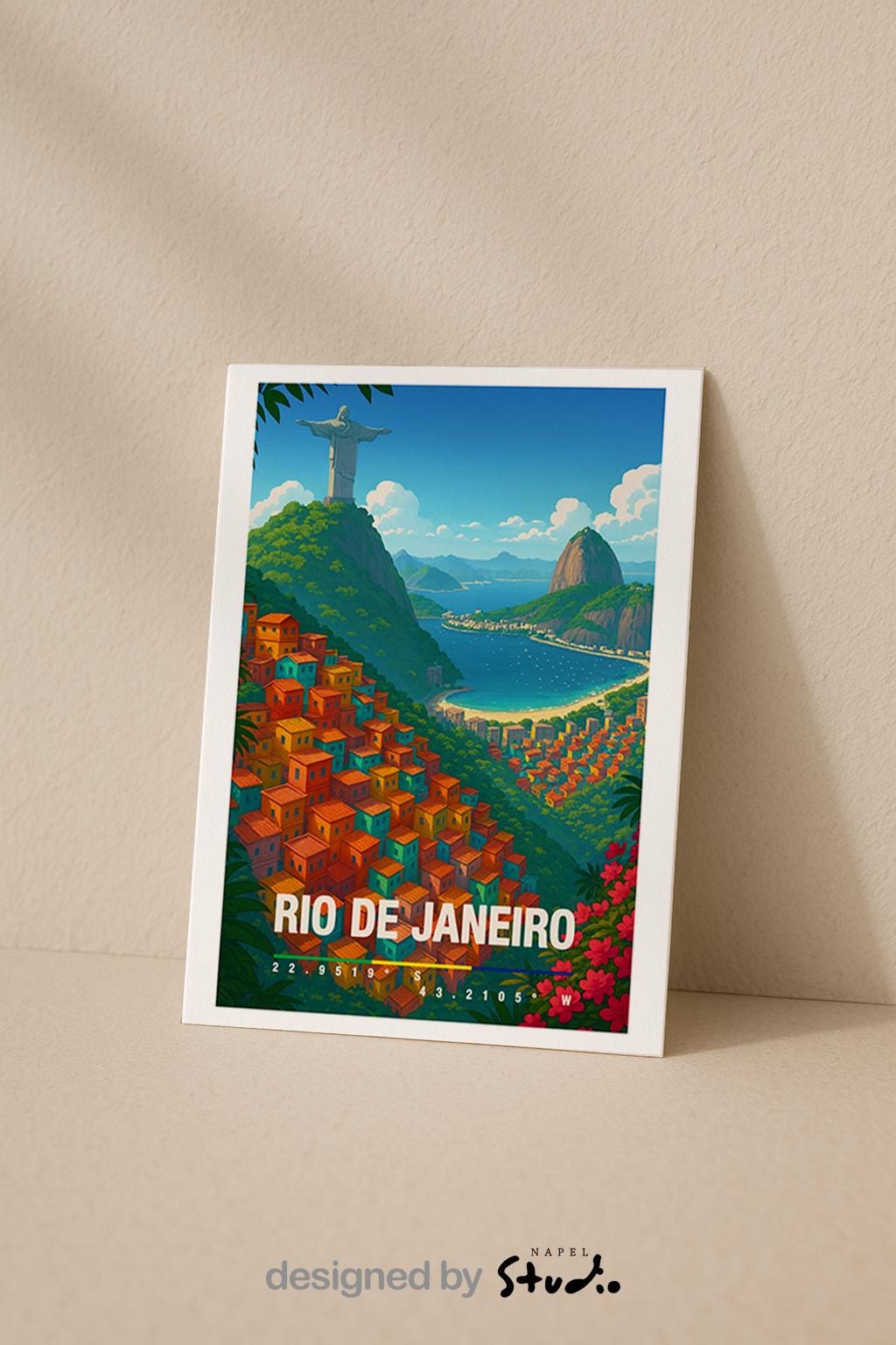 A6 Grußkarte mit bunter Illustration von Rio de Janeiro. Im Vordergrund leuchtende Favela-Häuser in Orange, Rot und Türkis, im Hintergrund die Christusstatue auf dem Berg, das Meer und die grünen Hügel. Unten steht „Rio de Janeiro“ mit Koordinaten. Farbenfrohe Reisekarte für Brasilien-Fans.