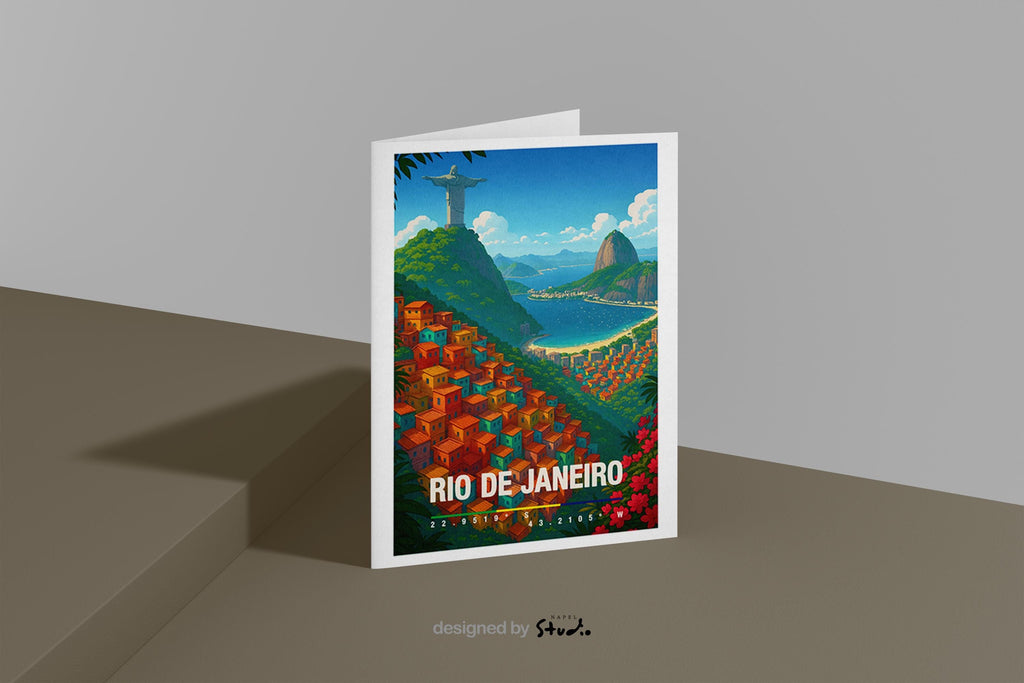 A6 Grußkarte mit bunter Illustration von Rio de Janeiro. Im Vordergrund leuchtende Favela-Häuser in Orange, Rot und Türkis, im Hintergrund die Christusstatue auf dem Berg, das Meer und die grünen Hügel. Unten steht „Rio de Janeiro“ mit Koordinaten. Farbenfrohe Reisekarte für Brasilien-Fans.