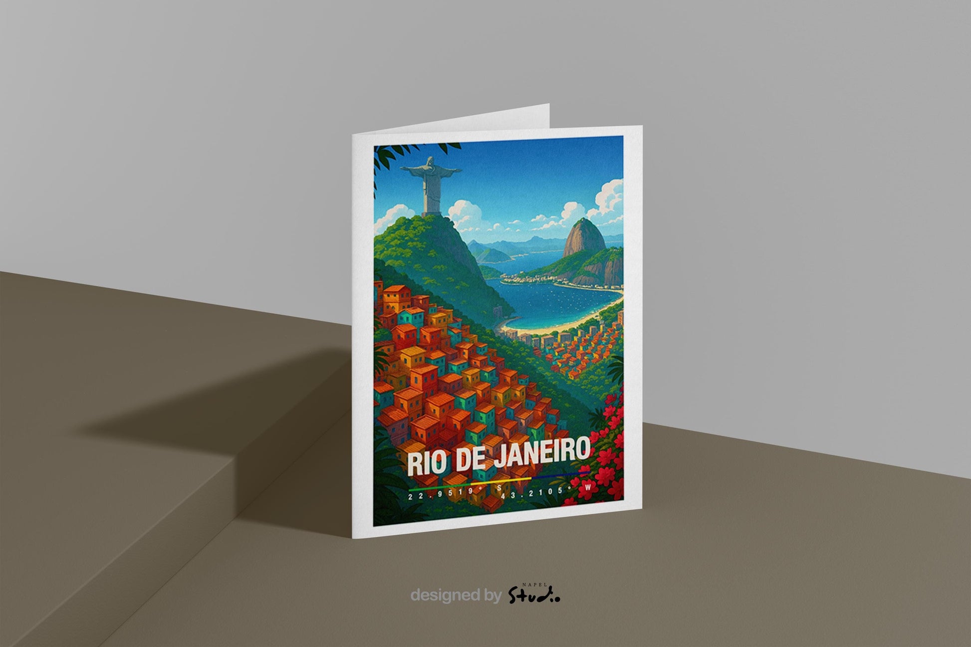 A6 Grußkarte mit bunter Illustration von Rio de Janeiro. Im Vordergrund leuchtende Favela-Häuser in Orange, Rot und Türkis, im Hintergrund die Christusstatue auf dem Berg, das Meer und die grünen Hügel. Unten steht „Rio de Janeiro“ mit Koordinaten. Farbenfrohe Reisekarte für Brasilien-Fans.