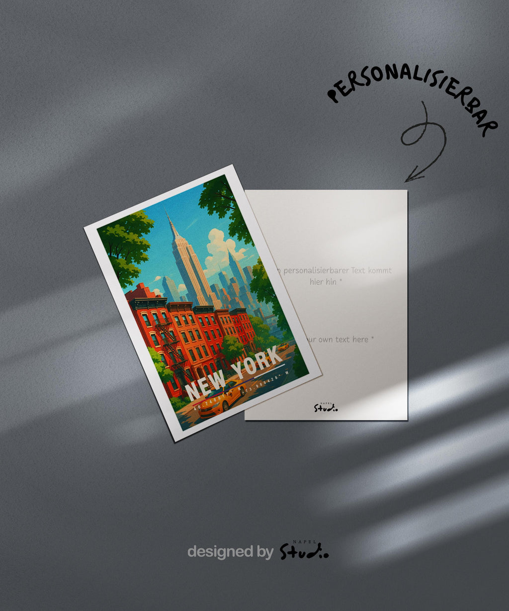 A6-Grußkarte mit New-York-Motiv: Rote Brownstone-Häuser, gelbe Taxis, grüne Bäume und die Skyline mit Empire State Building im Hintergrund. Moderne, farbenfrohe Illustration im Travel-Poster-Look, ideal als Reisekarte oder Geschenk.