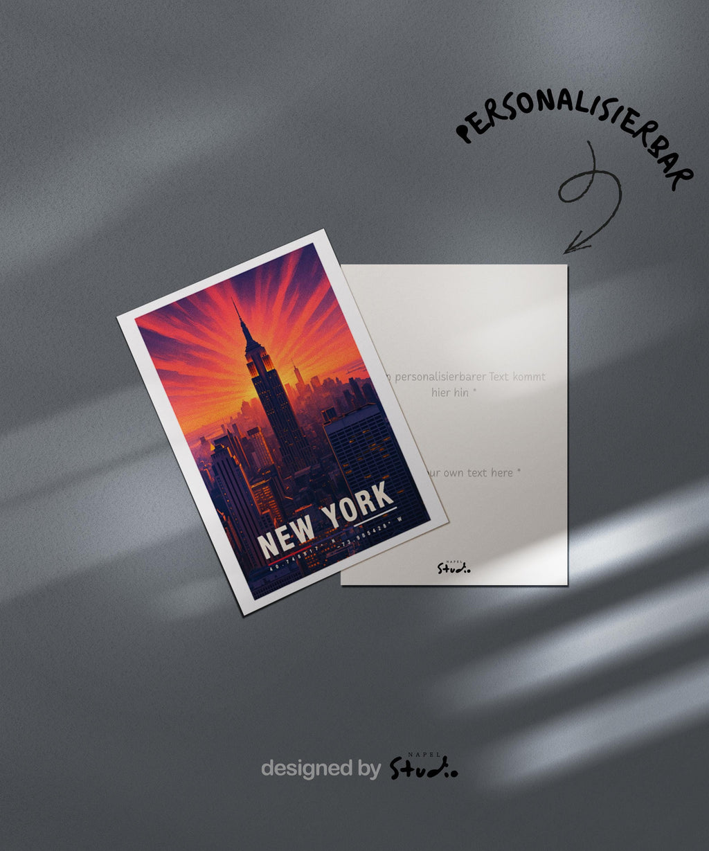 A6-Grußkarte mit New-York-Sonnenuntergang: Das Empire State Building steht im Zentrum, umgeben von orange-rosa Strahlen am Himmel. Die Skyline erscheint in warmen Lichttönen, moderne Reiseillustration, urbaner Stil. Perfekt als Reisekarte oder Geschenk für New-York-Fans.