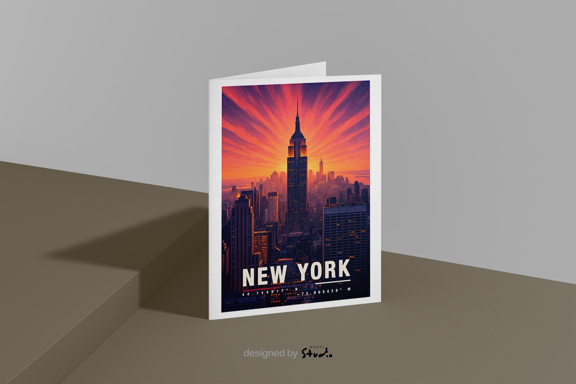 A6-Grußkarte mit New-York-Sonnenuntergang: Das Empire State Building steht im Zentrum, umgeben von orange-rosa Strahlen am Himmel. Die Skyline erscheint in warmen Lichttönen, moderne Reiseillustration, urbaner Stil. Perfekt als Reisekarte oder Geschenk für New-York-Fans.