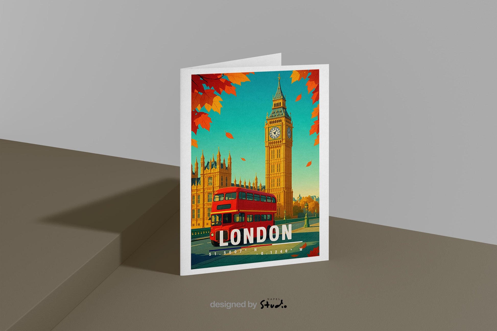 A6-Grußkarte mit herbstlicher London-Szene: Big Ben im Hintergrund, ein klassischer roter Doppeldeckerbus im Vordergrund, orange Herbstblätter fallen im Bild. Warme Farben, Travel-Illustrationsstil, ideal für London-Fans und Reisende.