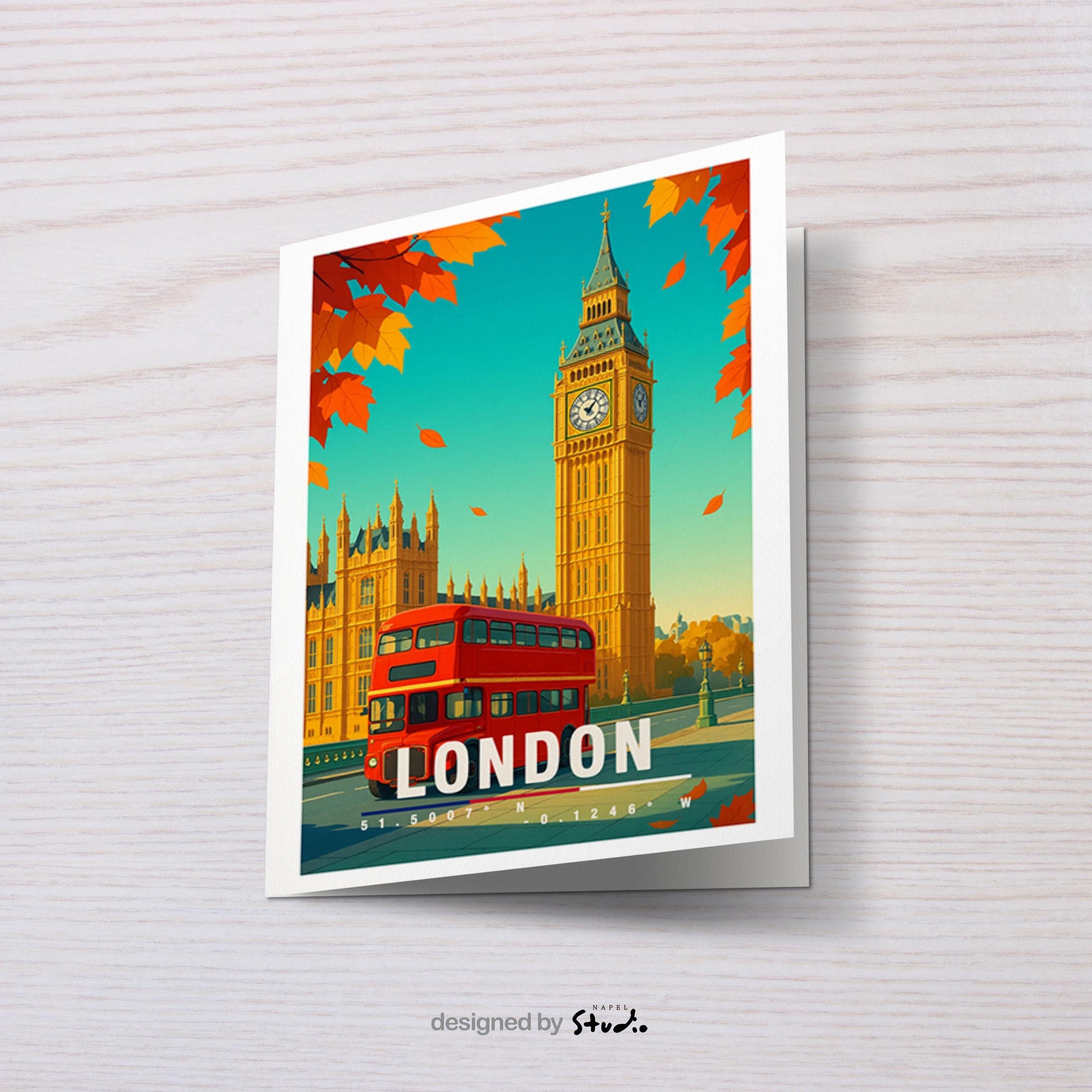 A6-Grußkarte mit herbstlicher London-Szene: Big Ben im Hintergrund, ein klassischer roter Doppeldeckerbus im Vordergrund, orange Herbstblätter fallen im Bild. Warme Farben, Travel-Illustrationsstil, ideal für London-Fans und Reisende.