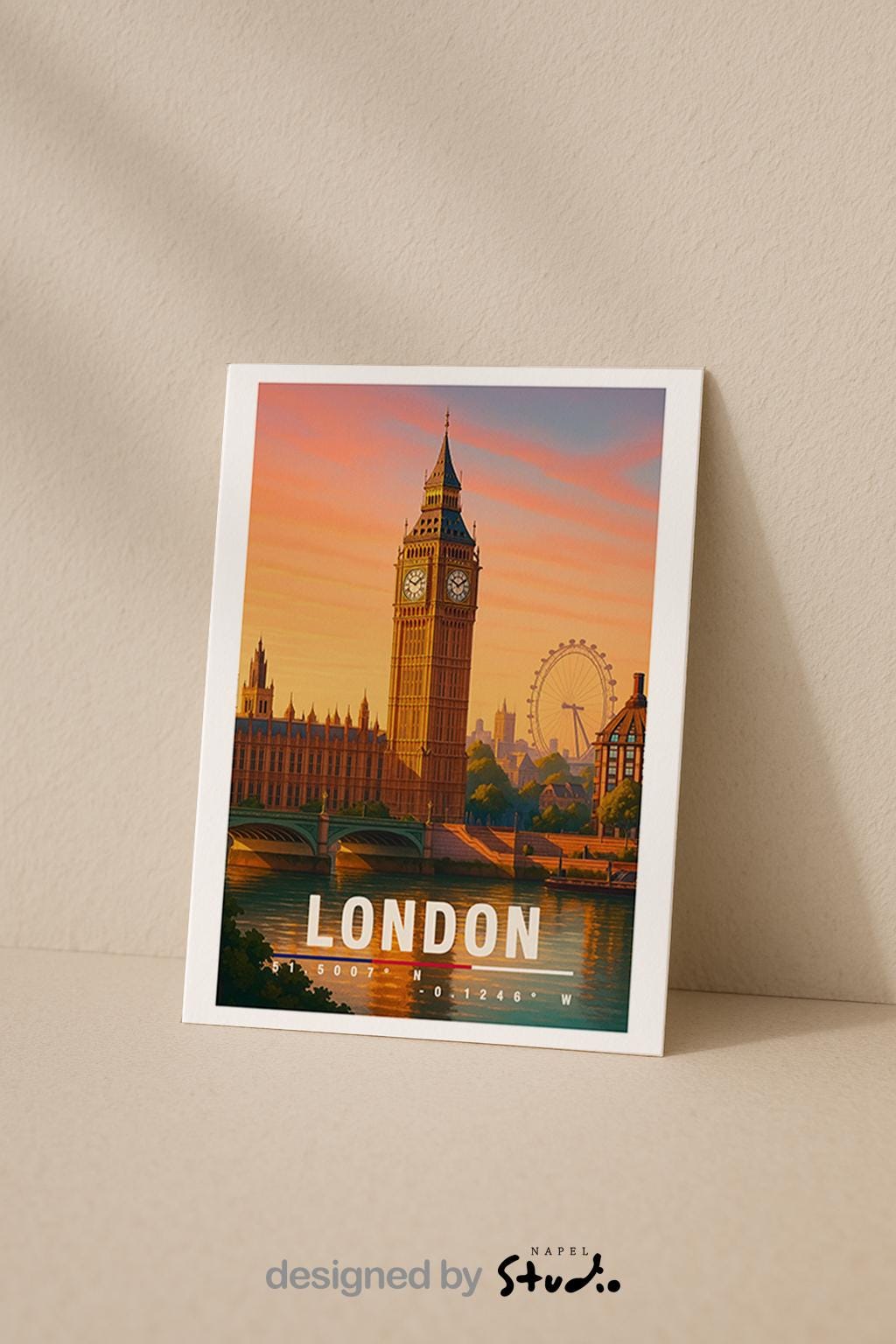 A6-Grußkarte mit London-Szene: Big Ben und London Eye im warmen Licht eines Sonnenuntergangs. Die Gebäude spiegeln sich im Wasser, Bäume und Skyline im Hintergrund. Moderne Travel-Illustration, perfekt als Grußkarte für London-Liebhaber.