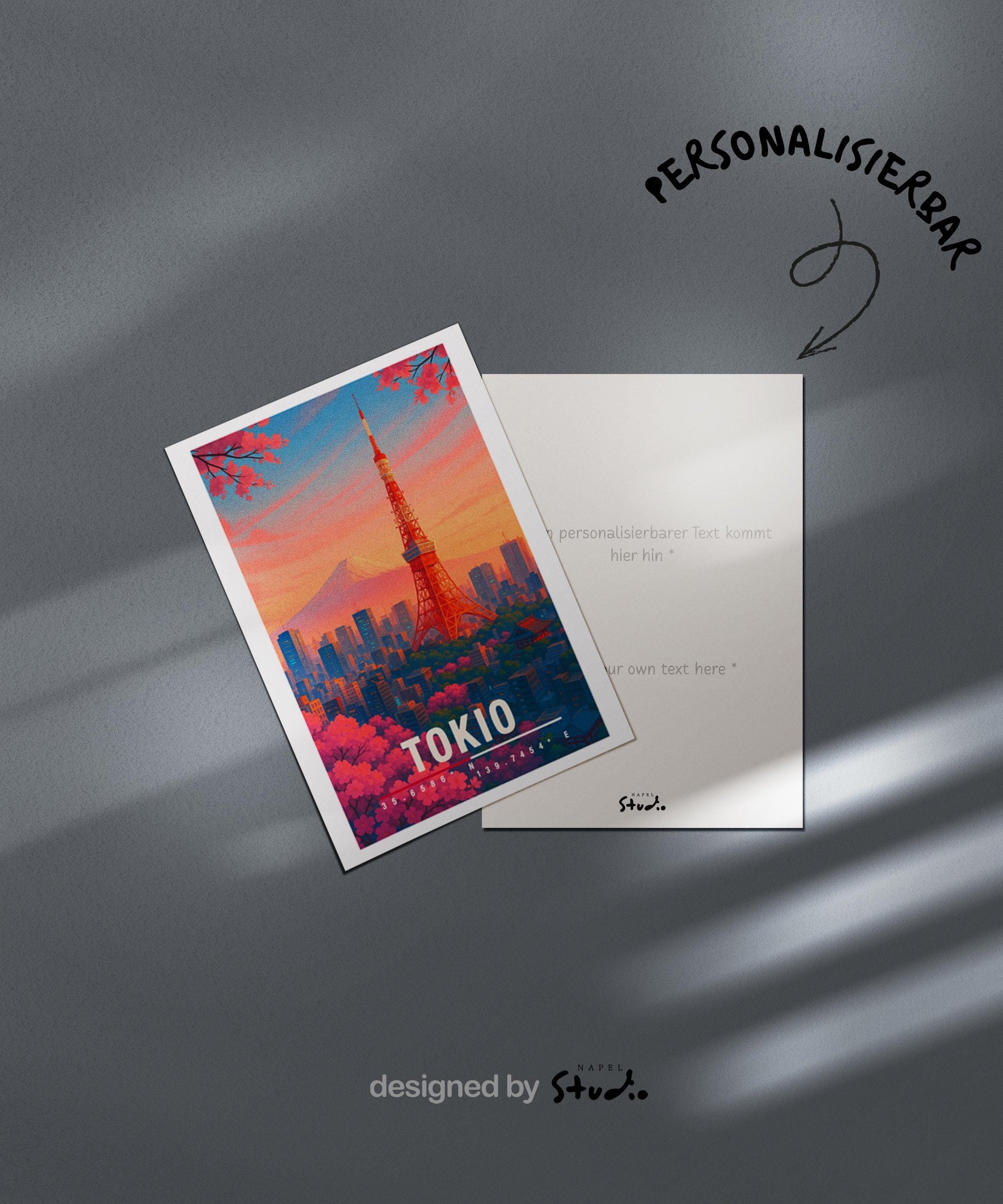 Illustration der Stadt Tokio mit dem roten Tokyo Tower im warmen Sonnenuntergang. Im Hintergrund ist der schneebedeckte Berg Fuji zu sehen. Rosa Kirschblüten umrahmen die Szene, während zahlreiche Hochhäuser eine typische Skyline bilden. Leuchtende Farben, moderner Travel-Poster-Stil, ideal für Japan- und Sakura-Liebhaber.