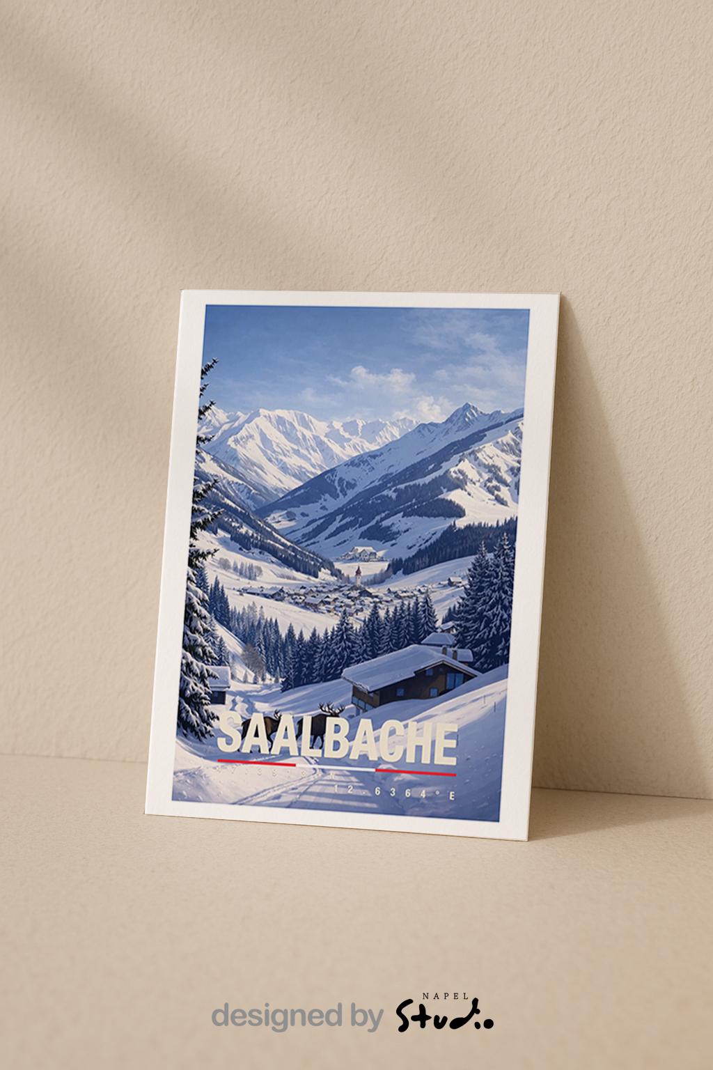Winterliche Grußkarte mit Saalbach-Motiv in Österreich, zeigt verschneite Alpen, Tannenwälder und ein idyllisches Bergdorf. Die Illustration vermittelt alpine Ruhe, Winterromantik und Bergluft. Ideal als Reise-Grußkarte, Wintergruß oder liebe Nachricht für Skifahrer, Alpenfans, Naturliebhaber und Freunde der Berge.