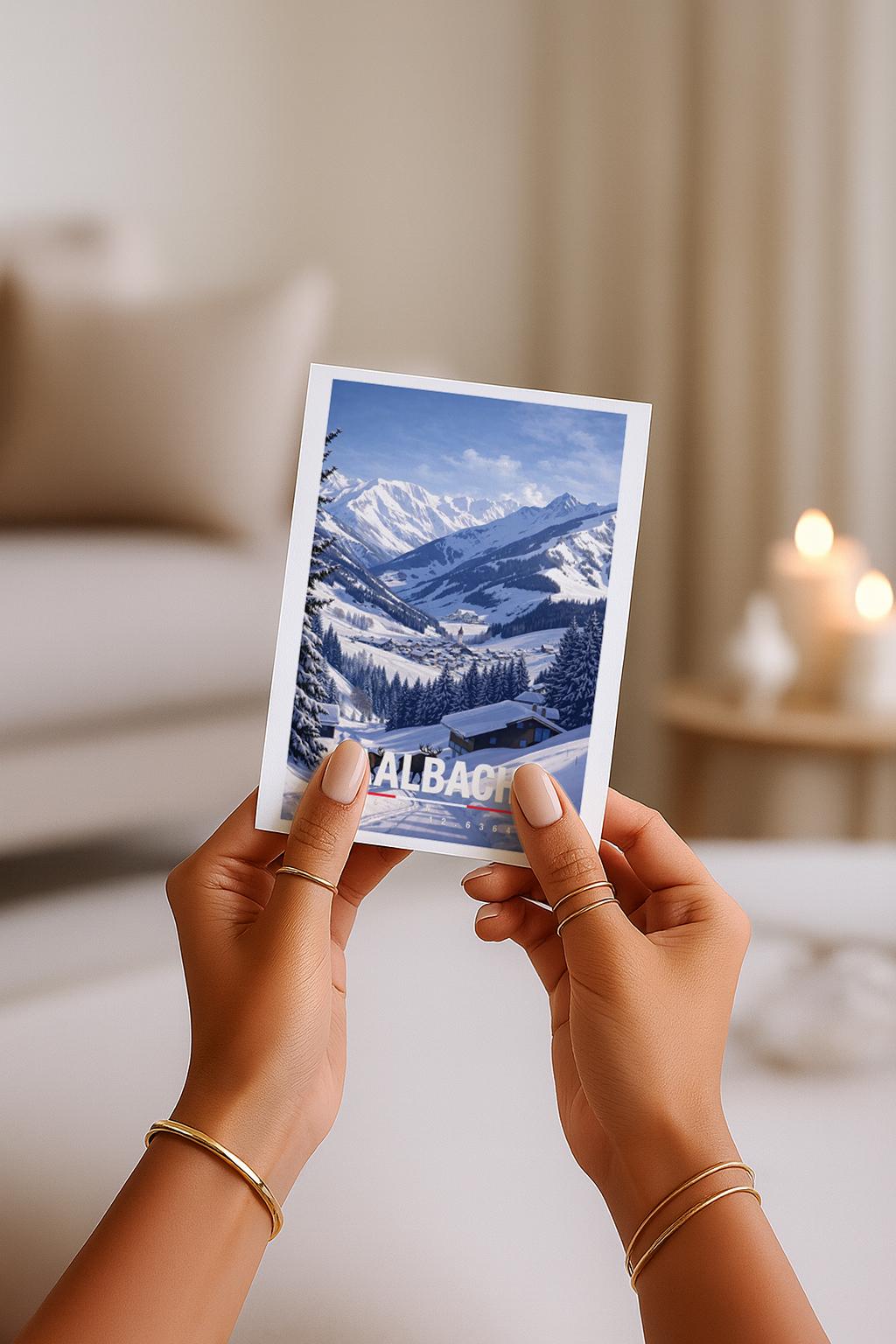 Winterliche Grußkarte mit Saalbach-Motiv in Österreich, zeigt verschneite Alpen, Tannenwälder und ein idyllisches Bergdorf. Die Illustration vermittelt alpine Ruhe, Winterromantik und Bergluft. Ideal als Reise-Grußkarte, Wintergruß oder liebe Nachricht für Skifahrer, Alpenfans, Naturliebhaber und Freunde der Berge.