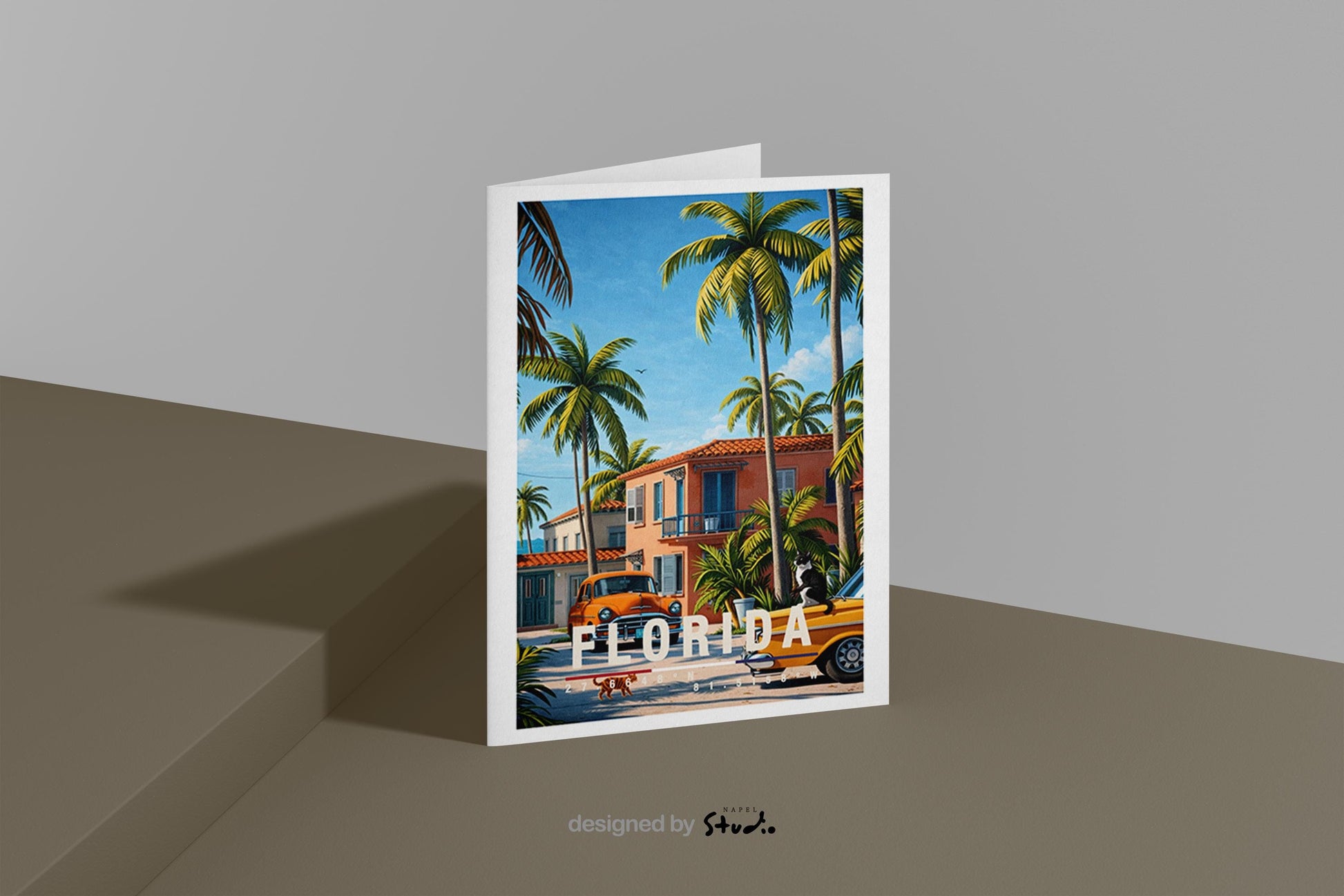 Illustrative Grußkarte mit Florida-Motiv, zeigt tropische Palmen, pastellfarbene Häuser und klassische Retro-Autos unter blauem Himmel. Die Szene vermittelt Sommer, Sonne und entspanntes amerikanisches Urlaubsgefühl. Ideal als Reise-Grußkarte, Urlaubskarte oder liebe Nachricht für Florida-Fans, USA-Reisende, Fernweh-Liebhaber oder als sommerlicher Gruß für Freunde und Familie.