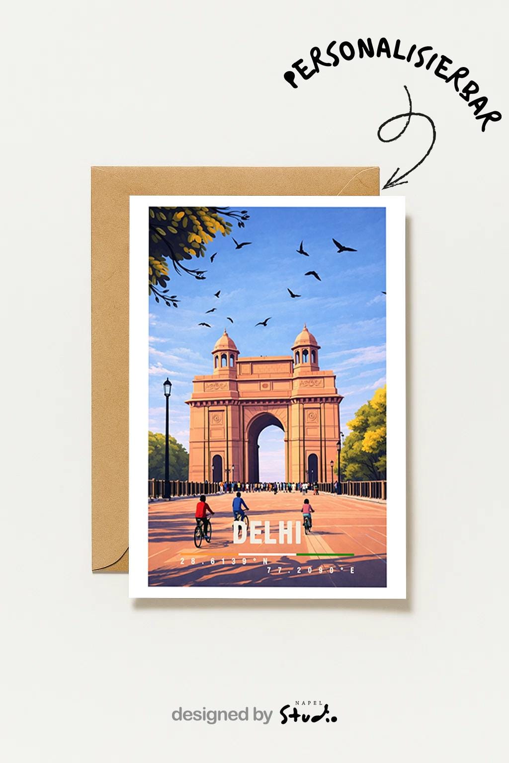 Illustrative Grußkarte mit Delhi-Motiv, zeigt das India Gate, offene Plätze und Vögel am Himmel. Die Szene vermittelt Geschichte, Kultur und Weite. Perfekt als Reise-Grußkarte, kultureller Urlaubsgruß oder liebe Nachricht für Indien-Fans, Reisende und Architektur-Liebhaber.