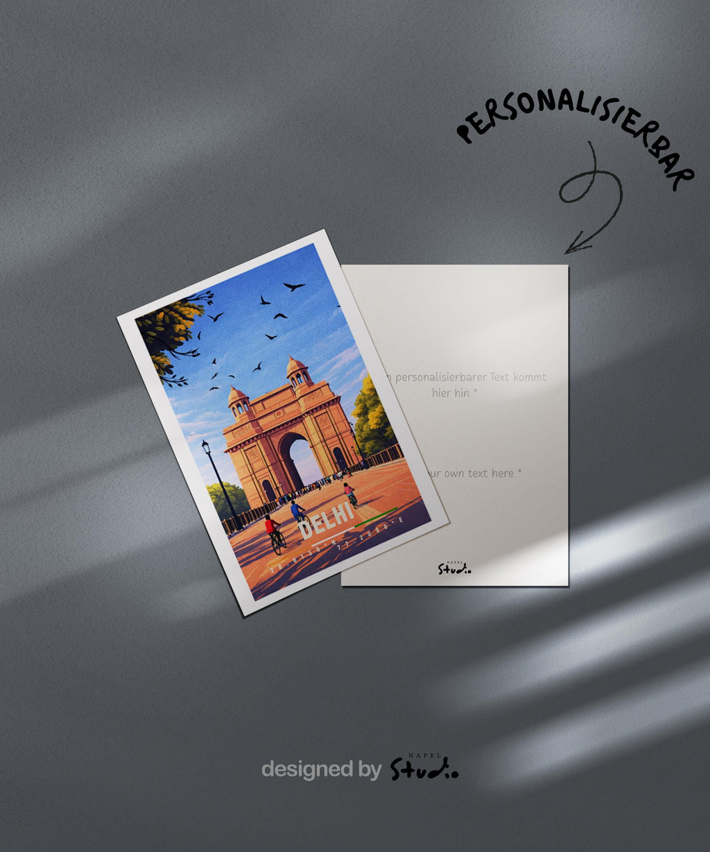 Illustrative Grußkarte mit Delhi-Motiv, zeigt das India Gate, offene Plätze und Vögel am Himmel. Die Szene vermittelt Geschichte, Kultur und Weite. Perfekt als Reise-Grußkarte, kultureller Urlaubsgruß oder liebe Nachricht für Indien-Fans, Reisende und Architektur-Liebhaber.