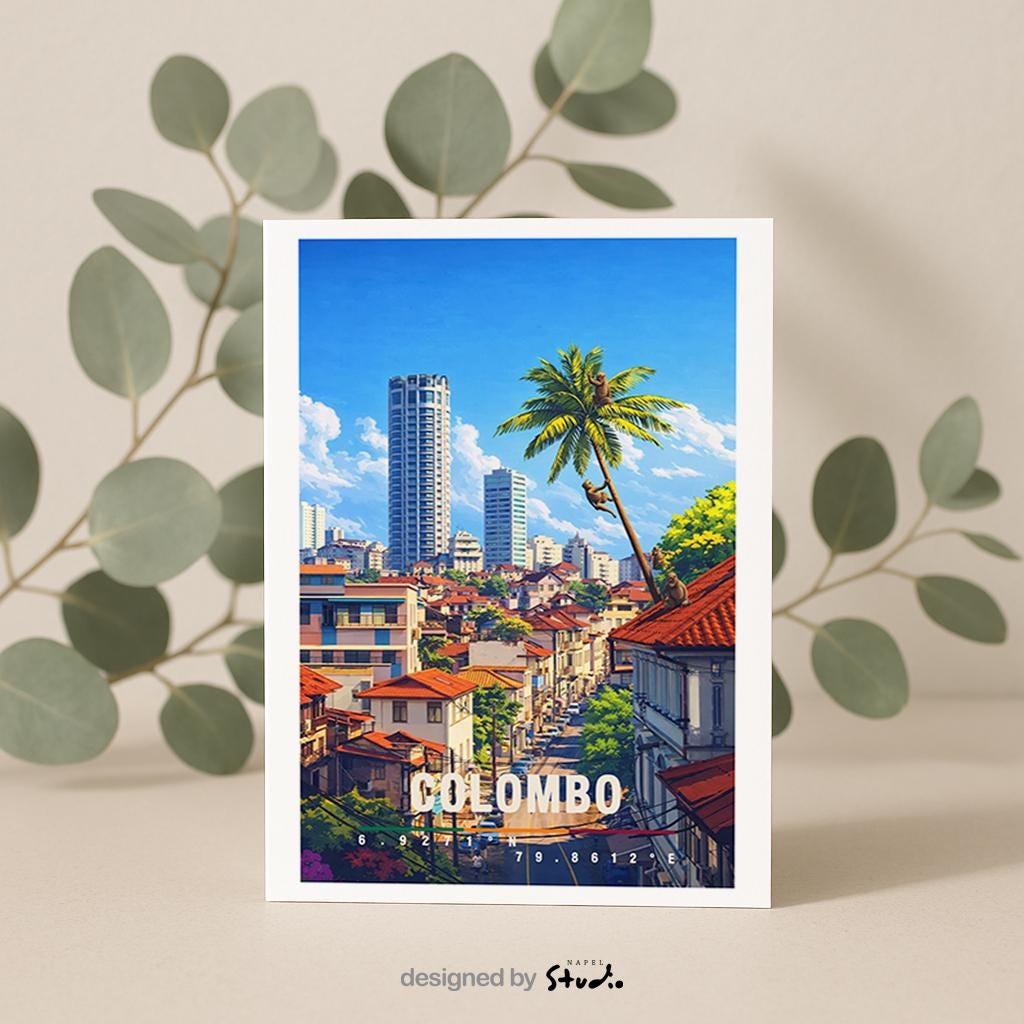 Tropische Grußkarte mit Colombo-Motiv in Sri Lanka, zeigt Palmen, Stadtgebäude und sonniges Himmelspanorama. Die Illustration verbindet urbanes Leben mit tropischem Flair. Ideal als Reise-Grußkarte, Urlaubsgruß oder liebe Nachricht für Asien-Fans, Weltenbummler und Fernweh-Liebhaber.