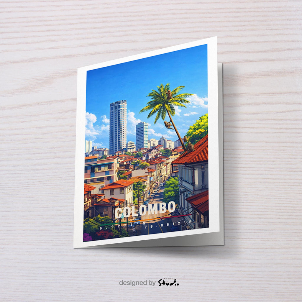 Tropische Grußkarte mit Colombo-Motiv in Sri Lanka, zeigt Palmen, Stadtgebäude und sonniges Himmelspanorama. Die Illustration verbindet urbanes Leben mit tropischem Flair. Ideal als Reise-Grußkarte, Urlaubsgruß oder liebe Nachricht für Asien-Fans, Weltenbummler und Fernweh-Liebhaber.