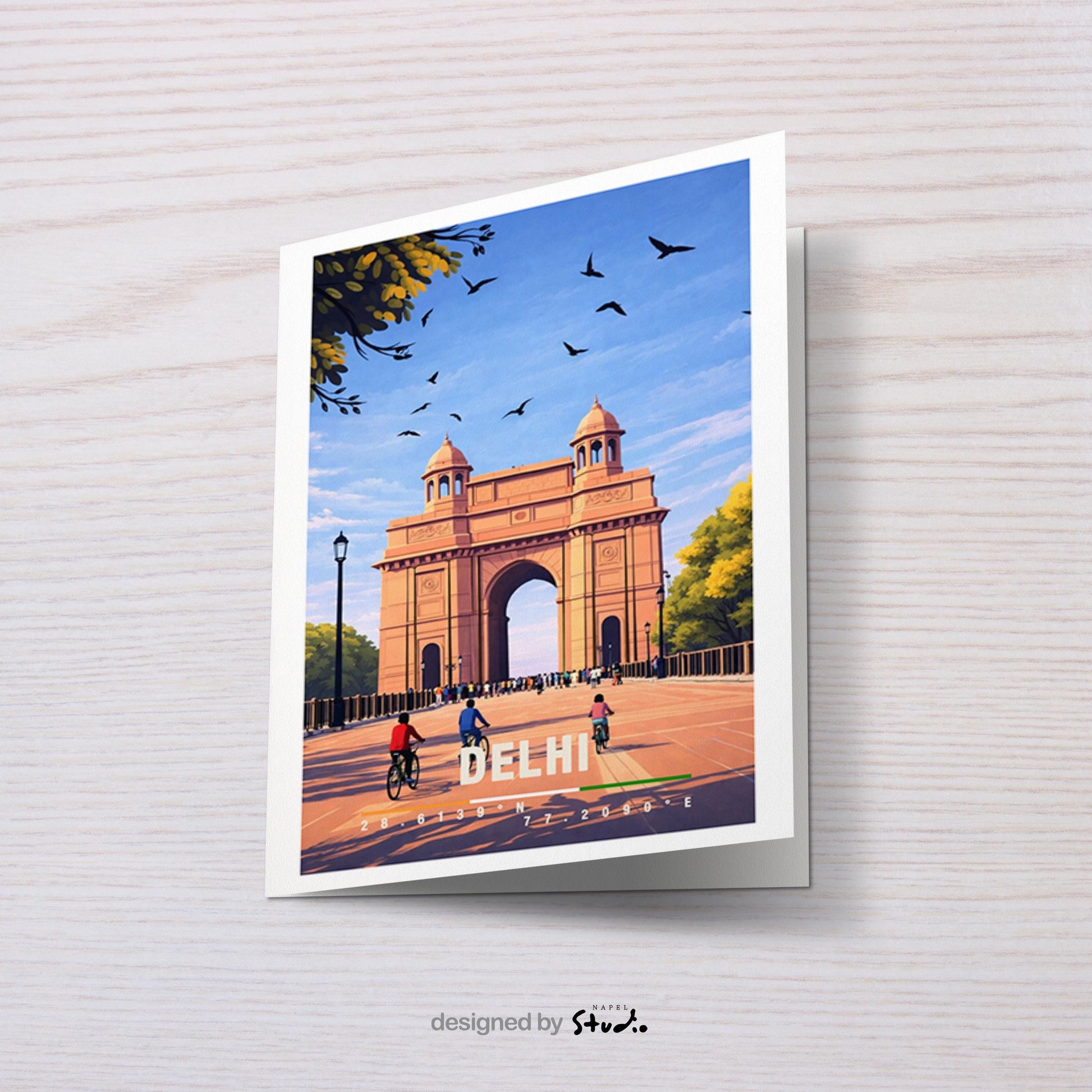 Illustrative Grußkarte mit Delhi-Motiv, zeigt das India Gate, offene Plätze und Vögel am Himmel. Die Szene vermittelt Geschichte, Kultur und Weite. Perfekt als Reise-Grußkarte, kultureller Urlaubsgruß oder liebe Nachricht für Indien-Fans, Reisende und Architektur-Liebhaber.