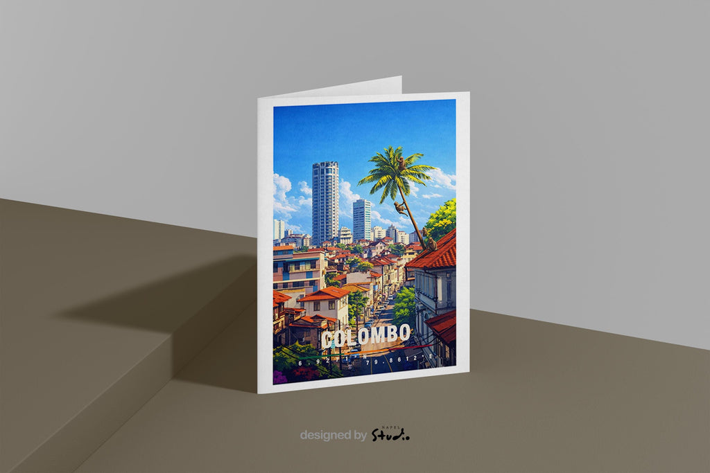 Tropische Grußkarte mit Colombo-Motiv in Sri Lanka, zeigt Palmen, Stadtgebäude und sonniges Himmelspanorama. Die Illustration verbindet urbanes Leben mit tropischem Flair. Ideal als Reise-Grußkarte, Urlaubsgruß oder liebe Nachricht für Asien-Fans, Weltenbummler und Fernweh-Liebhaber.