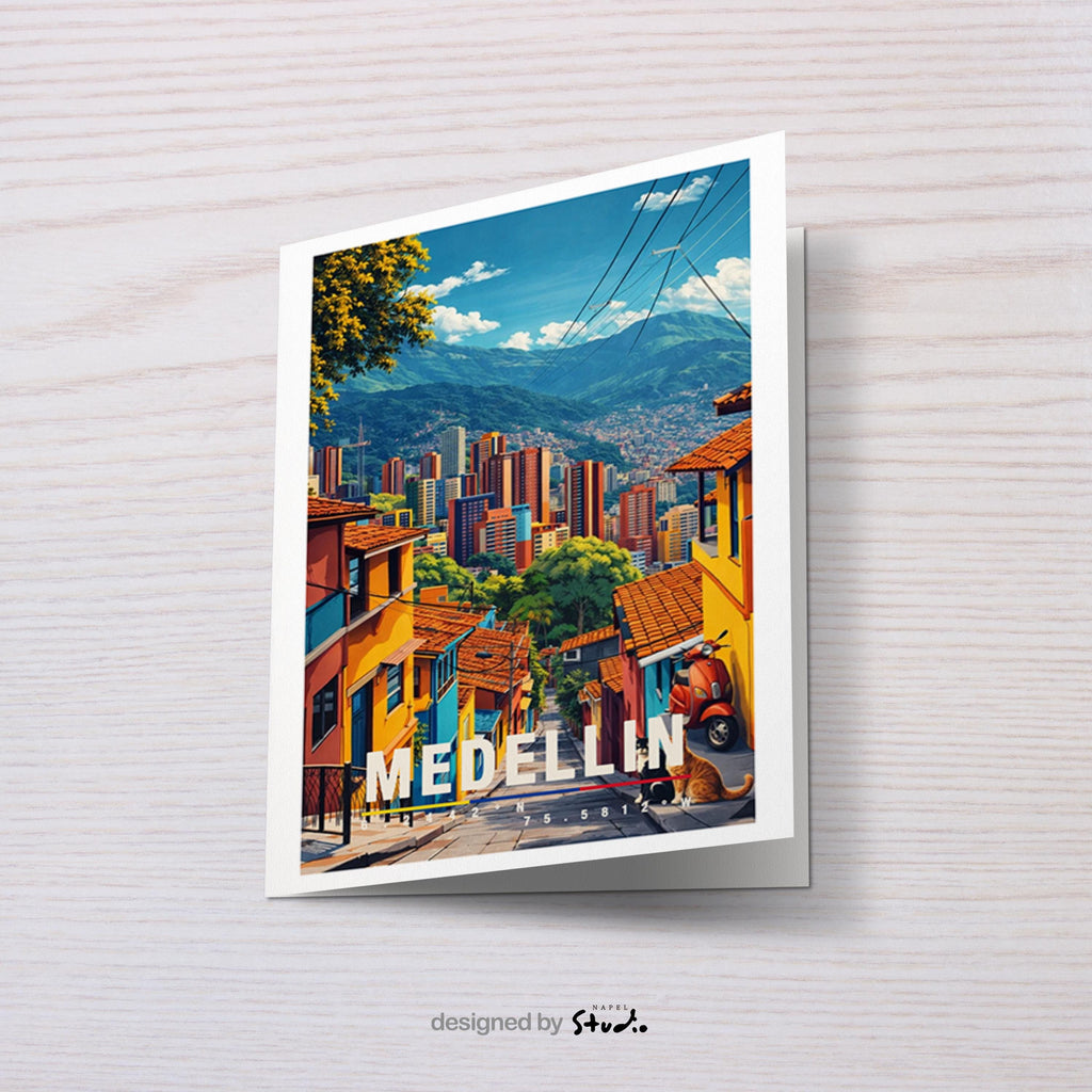 Farbenfrohe Grußkarte mit Medellín-Motiv in Kolumbien, zeigt steile Straßen, bunte Häuser und eine eindrucksvolle Bergkulisse. Die Illustration verbindet urbanes Leben mit südamerikanischer Atmosphäre. Perfekt als Reise-Grußkarte, Städtegruß oder liebe Nachricht für Kolumbien-Fans, Reisende und Kulturbegeisterte.