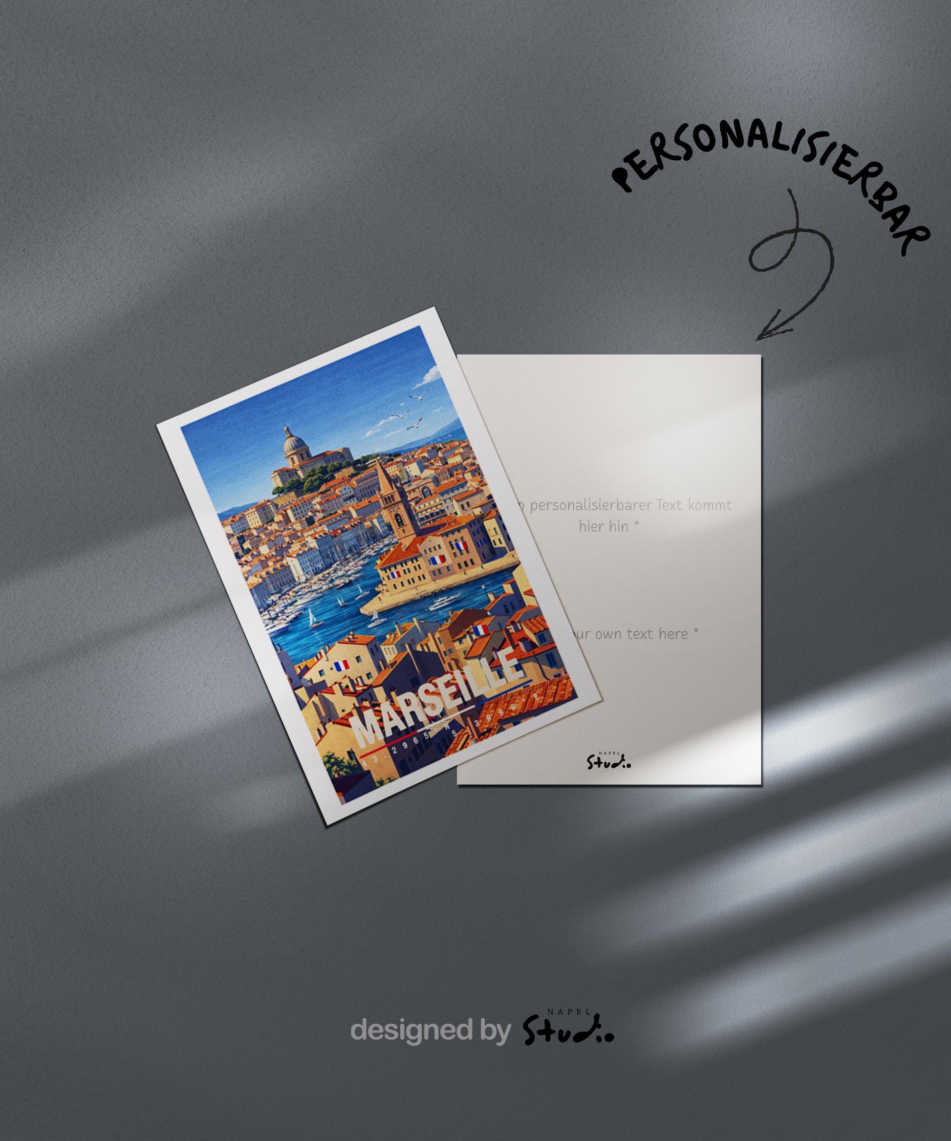 Mediterrane Grußkarte mit Marseille-Motiv, zeigt Hafen, Boote, Altstadt und warme Farben der südfranzösischen Küste. Die Illustration vermittelt Sommer, Meer und südliches Lebensgefühl. Ideal als Reise-Grußkarte, Urlaubsgruß oder liebe Nachricht für Frankreich-Fans, Mittelmeer-Liebhaber und Weltenbummler.