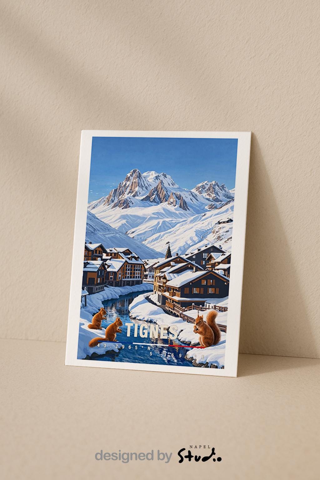 Winterliche Grußkarte mit Tignes-Motiv in Frankreich, zeigt verschneite Chalets, Berge und einen ruhigen Fluss. Die Illustration strahlt alpine Gemütlichkeit, Kälte und klare Bergluft aus. Ideal als Reise-Grußkarte, Wintergruß oder liebe Nachricht für Ski-Fans und Alpenliebhaber.