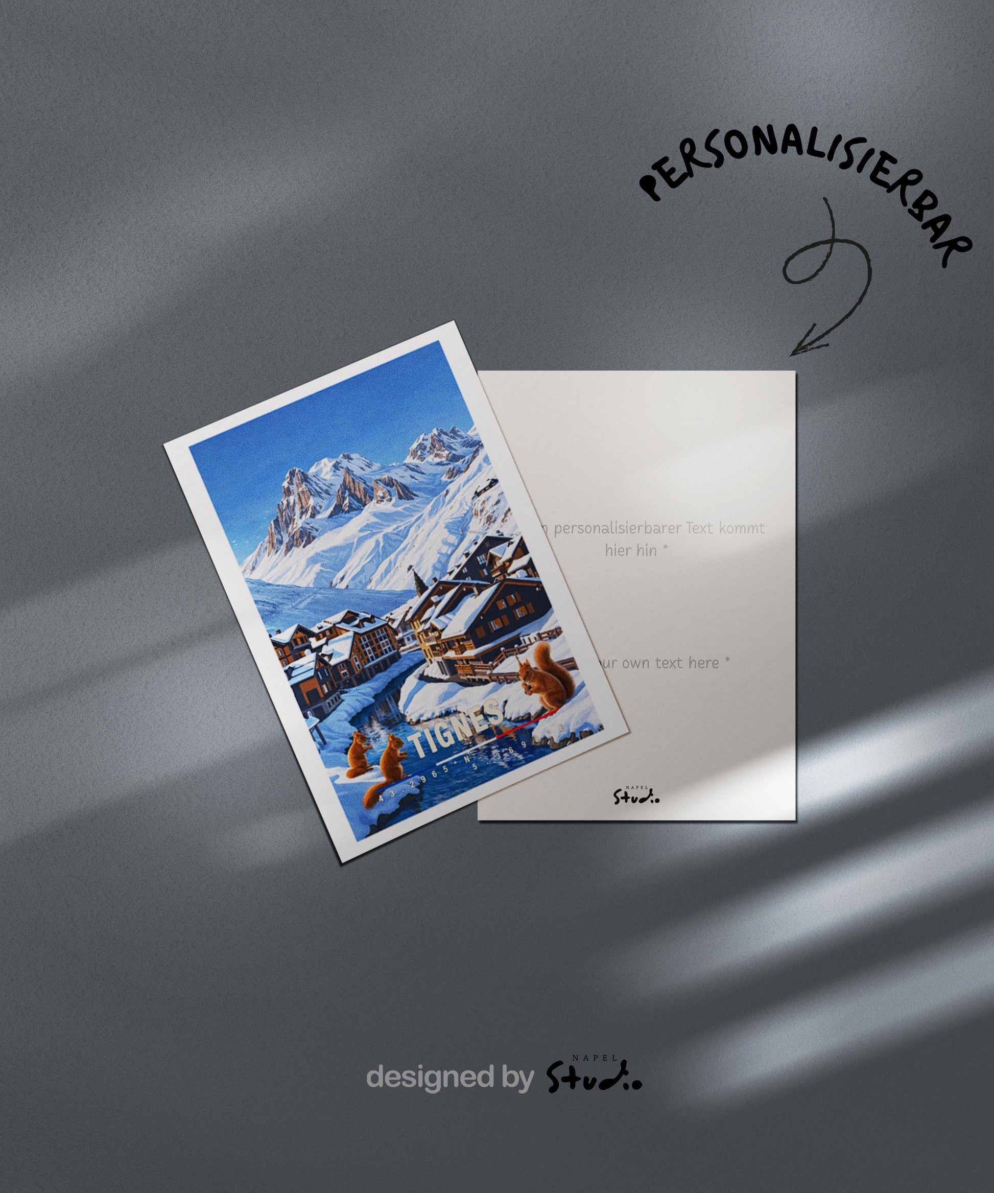 Winterliche Grußkarte mit Tignes-Motiv in Frankreich, zeigt verschneite Chalets, Berge und einen ruhigen Fluss. Die Illustration strahlt alpine Gemütlichkeit, Kälte und klare Bergluft aus. Ideal als Reise-Grußkarte, Wintergruß oder liebe Nachricht für Ski-Fans und Alpenliebhaber.