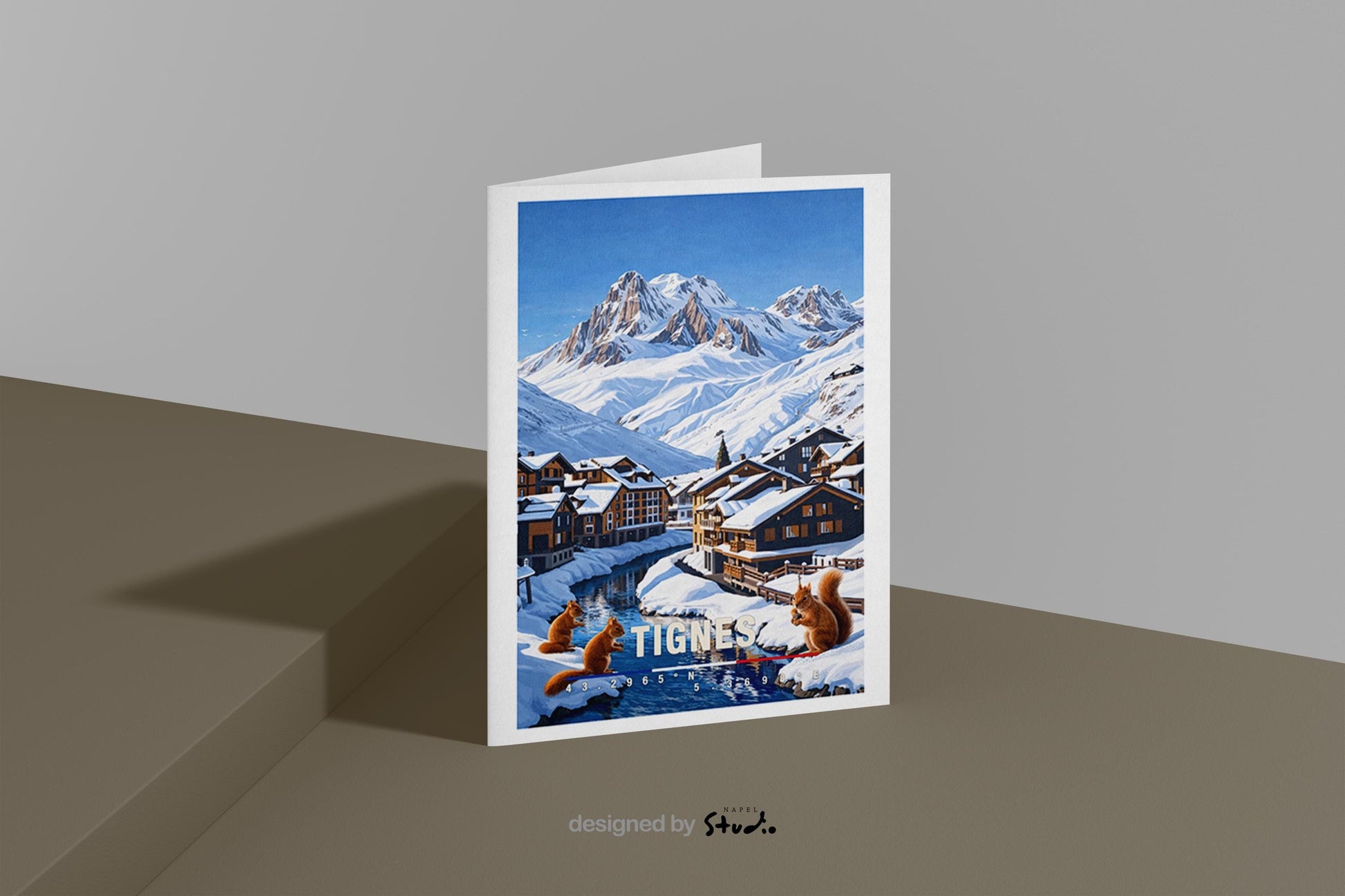 Winterliche Grußkarte mit Tignes-Motiv in Frankreich, zeigt verschneite Chalets, Berge und einen ruhigen Fluss. Die Illustration strahlt alpine Gemütlichkeit, Kälte und klare Bergluft aus. Ideal als Reise-Grußkarte, Wintergruß oder liebe Nachricht für Ski-Fans und Alpenliebhaber.