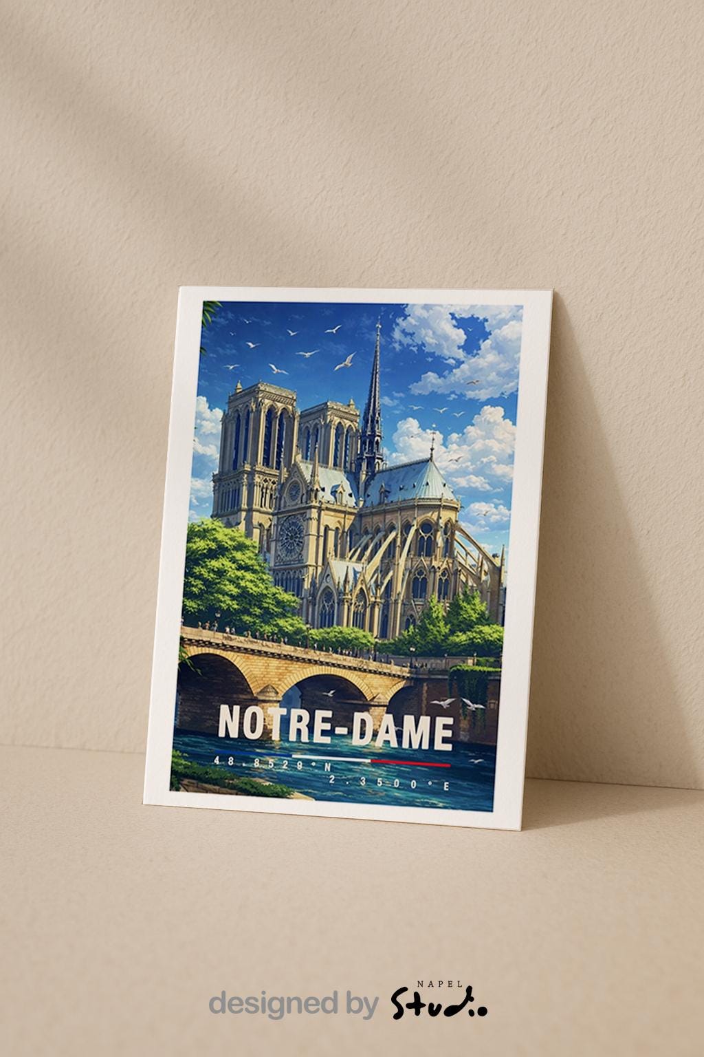 Detailreiche Grußkarte mit Notre-Dame-Motiv in Paris, zeigt die berühmte Kathedrale, Brücke und die Seine unter hellem Himmel. Die Illustration vermittelt Romantik, Geschichte und Pariser Charme. Ideal als Reise-Grußkarte, Städtegruß oder liebe Nachricht für Frankreich- und Paris-Fans.