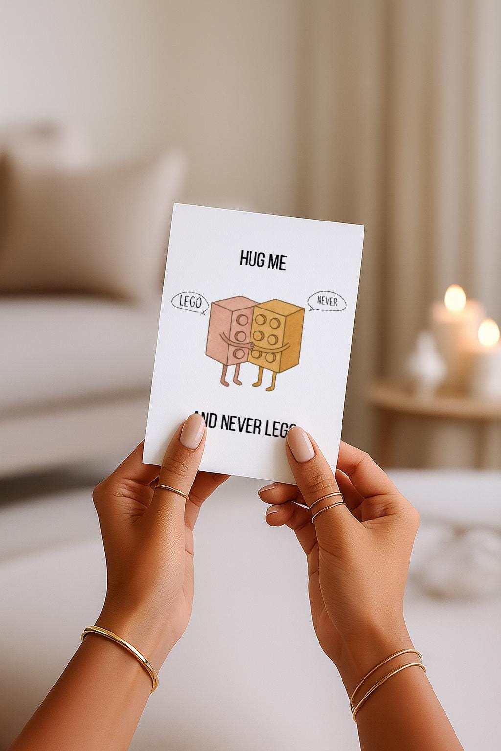 Witzige A6-Grußkarte mit zwei umarmenden Bausteinen im Cartoon-Stil. Der Text „Hug me and never LEGO“ spielt humorvoll auf ein Wortspiel an. Die Figuren wirken süß und freundlich, mit Sprechblasen „Lego“ und „Never“. Minimalistisches, helles Design, ideal als liebevolle und humorvolle Karte für Partner oder Freunde.