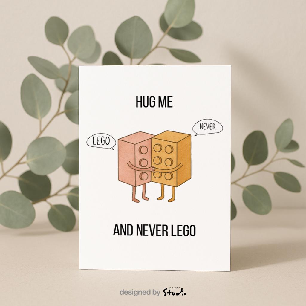 Witzige A6-Grußkarte mit zwei umarmenden Bausteinen im Cartoon-Stil. Der Text „Hug me and never LEGO“ spielt humorvoll auf ein Wortspiel an. Die Figuren wirken süß und freundlich, mit Sprechblasen „Lego“ und „Never“. Minimalistisches, helles Design, ideal als liebevolle und humorvolle Karte für Partner oder Freunde.