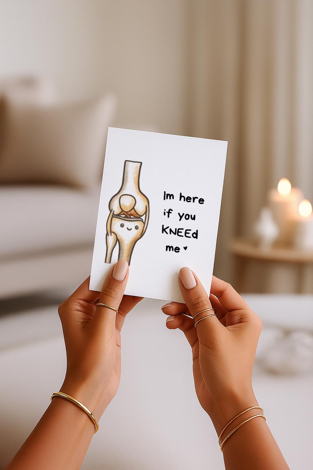 A6-Grußkarte mit liebevoller Knie-Illustration und dem Text „I’m here if you knead me“. Warmes, unterstützendes Motiv, das Nähe und Verbundenheit ausdrückt. Zartes, minimalistisches Design, ideal als Liebeskarte oder Karte für Herzensmenschen.