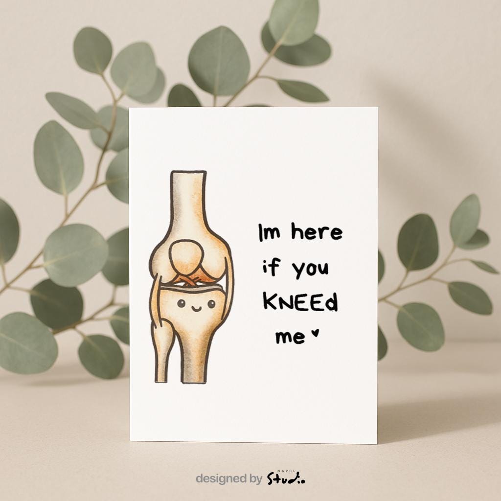 A6-Grußkarte mit liebevoller Knie-Illustration und dem Text „I’m here if you knead me“. Warmes, unterstützendes Motiv, das Nähe und Verbundenheit ausdrückt. Zartes, minimalistisches Design, ideal als Liebeskarte oder Karte für Herzensmenschen.
