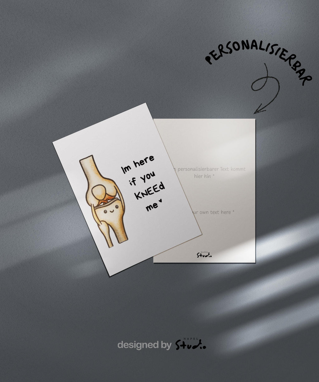 A6-Grußkarte mit liebevoller Knie-Illustration und dem Text „I’m here if you knead me“. Warmes, unterstützendes Motiv, das Nähe und Verbundenheit ausdrückt. Zartes, minimalistisches Design, ideal als Liebeskarte oder Karte für Herzensmenschen.