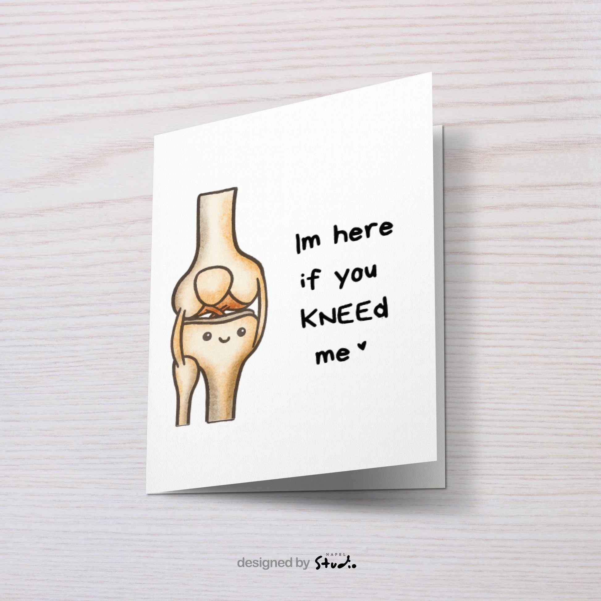 A6-Grußkarte mit liebevoller Knie-Illustration und dem Text „I’m here if you knead me“. Warmes, unterstützendes Motiv, das Nähe und Verbundenheit ausdrückt. Zartes, minimalistisches Design, ideal als Liebeskarte oder Karte für Herzensmenschen.