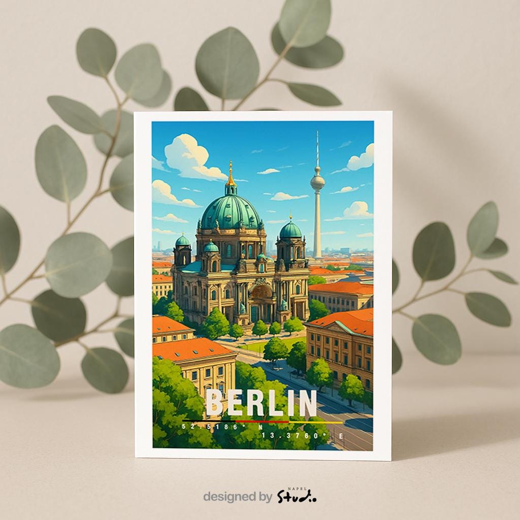 A6-Grußkarte mit Berlin-Illustration: Der Berliner Dom mit grüner Kuppel steht im Mittelpunkt, im Hintergrund ist der Fernsehturm zu sehen. Umgeben von historischen Gebäuden und grünen Bäumen, dargestellt im modernen Travel-Poster-Stil mit klaren Farben. Ideal als Reise- oder Souvenirkarte für Berlin-Liebhaber.