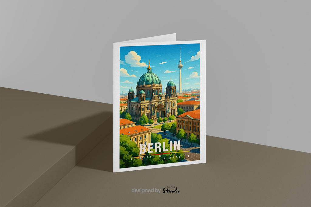 A6-Grußkarte mit Berlin-Illustration: Der Berliner Dom mit grüner Kuppel steht im Mittelpunkt, im Hintergrund ist der Fernsehturm zu sehen. Umgeben von historischen Gebäuden und grünen Bäumen, dargestellt im modernen Travel-Poster-Stil mit klaren Farben. Ideal als Reise- oder Souvenirkarte für Berlin-Liebhaber.
