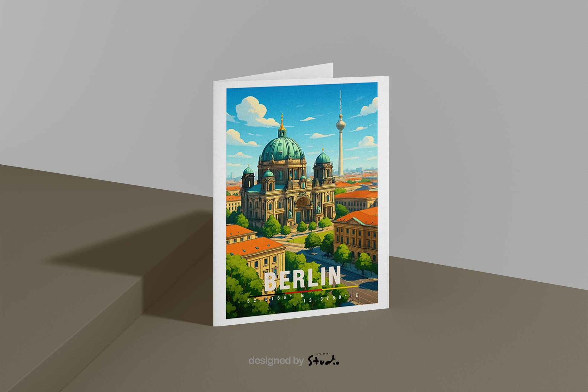 A6-Grußkarte mit Berlin-Illustration: Der Berliner Dom mit grüner Kuppel steht im Mittelpunkt, im Hintergrund ist der Fernsehturm zu sehen. Umgeben von historischen Gebäuden und grünen Bäumen, dargestellt im modernen Travel-Poster-Stil mit klaren Farben. Ideal als Reise- oder Souvenirkarte für Berlin-Liebhaber.